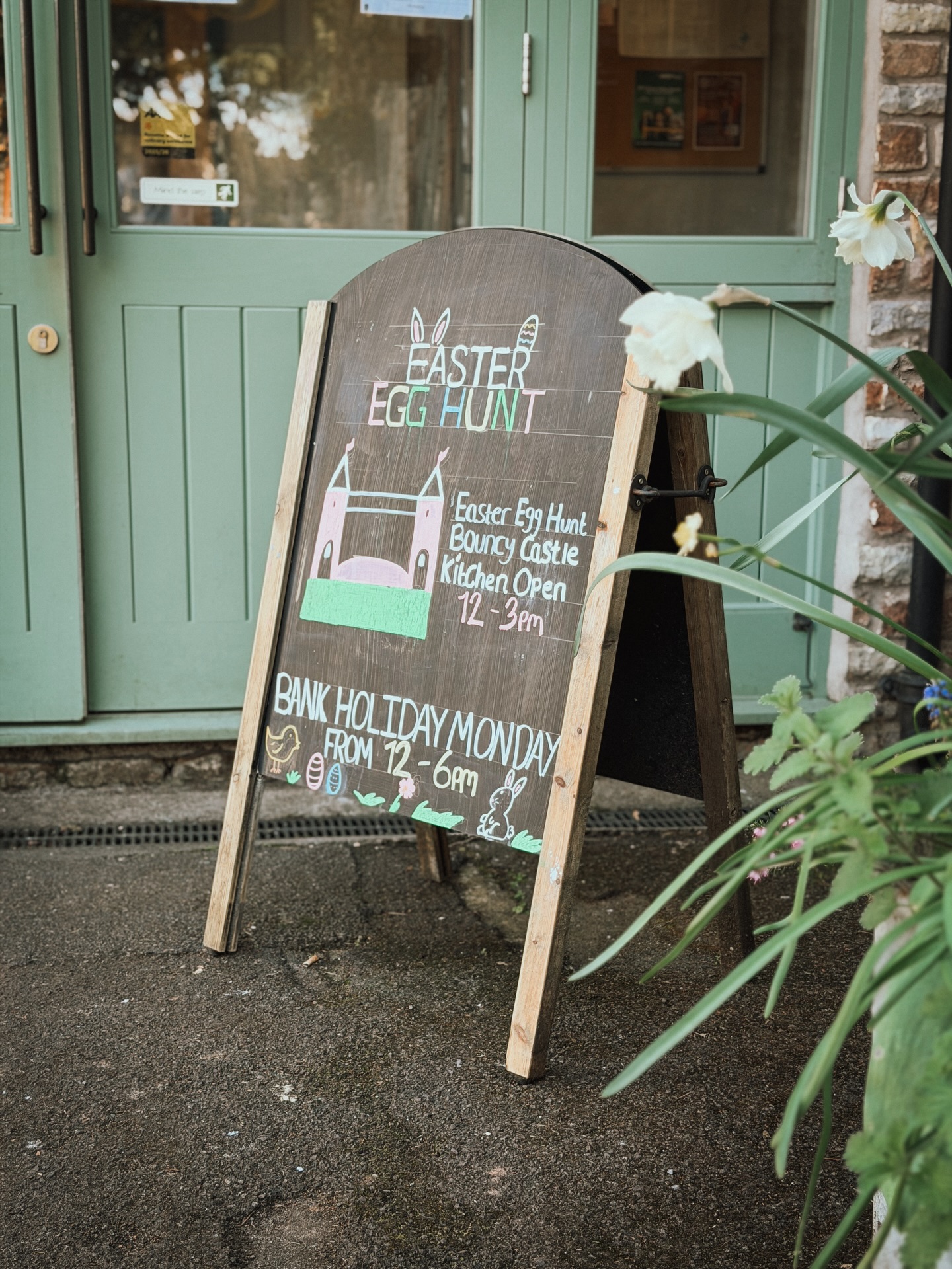 Round off the long weekend with us 🐰 Easter egg hunt, bouncy castle & lunch from 12–3pm ✨🐣