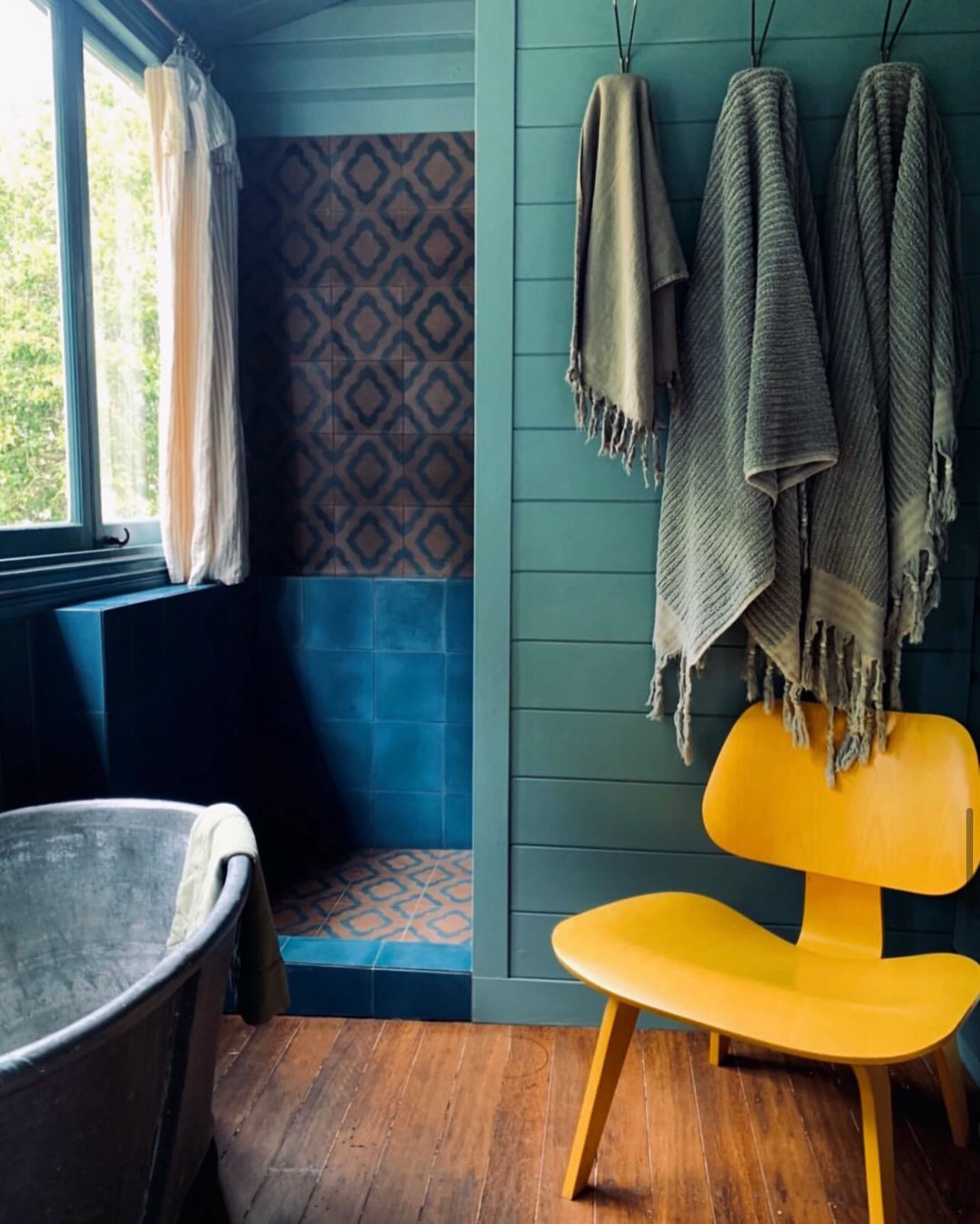 Just discovered this home from the Homeworthy YouTube channel and…wow. Instantly saved for inspo. 🤍
What I love most? It actually feels lived in. Beautiful, yes, but not in a “don’t touch anything” kind of way. More like “come in, put your glass down anywhere, stay a while.”
That’s the kind of design I’m always chasing: spaces that look good and feel good to live in. Functional, a little imperfect, full of personality.
Anyway, had to share. This one lit something up for me ✨
Thank you @louellaboitelgill @gypsycreekbangalow 🙏🏼
#niksenmoods
#interiordesign