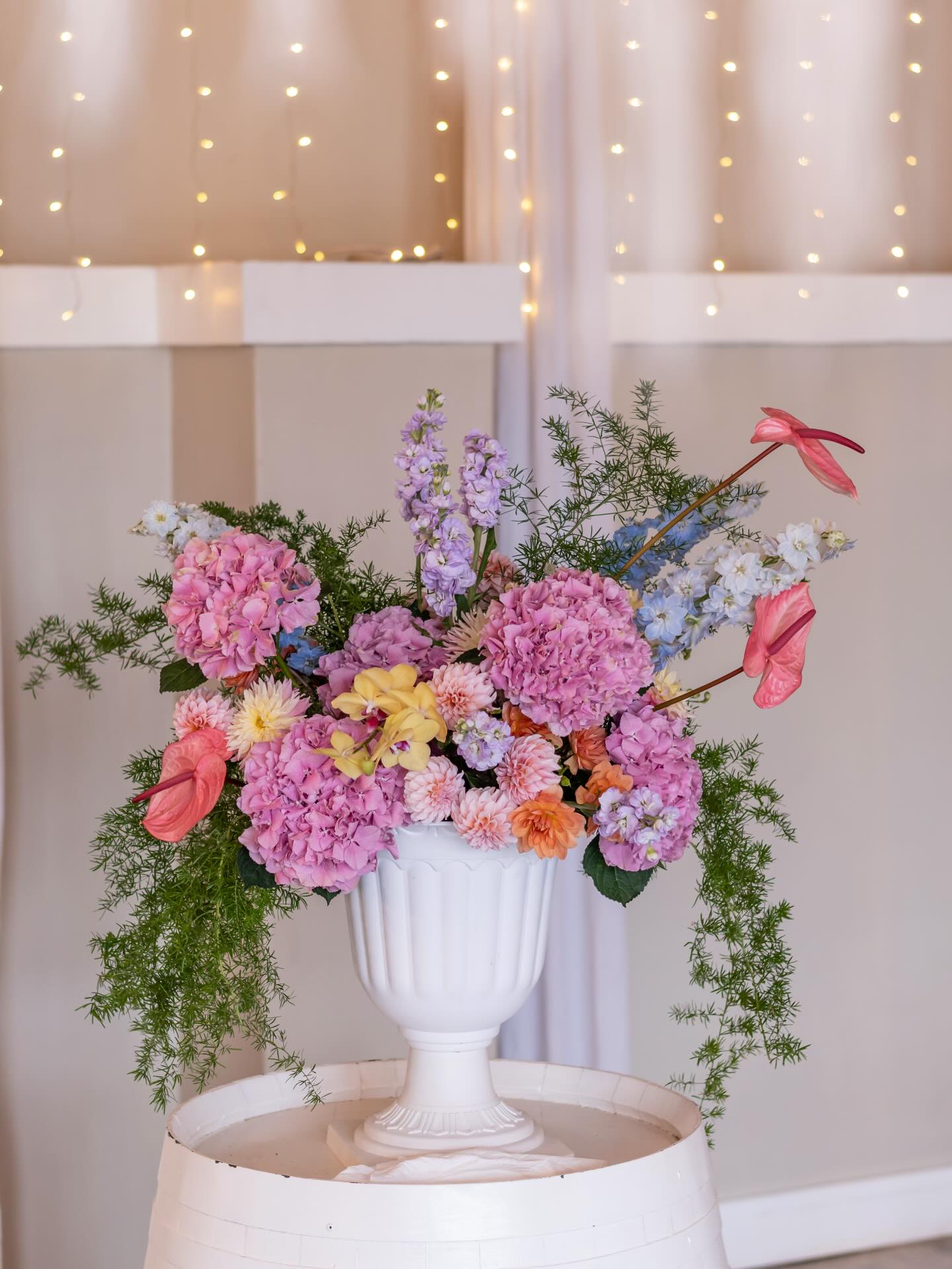 There’s just something about an urn.
From ancient Mesopotamia, Egypt, and China (dating back to around 7000 BC) to modern-day weddings — this form has stood the test of time. And here we are, evolving it in our own way.
Classic, sculptural, and endlessly adaptable… some things never go out of style.
#urnarrangement #floralhistory #timelessdesign #weddingflorals
@gabriella_futter
@duvonwineandweddingestate
@ceciliadacosta11
