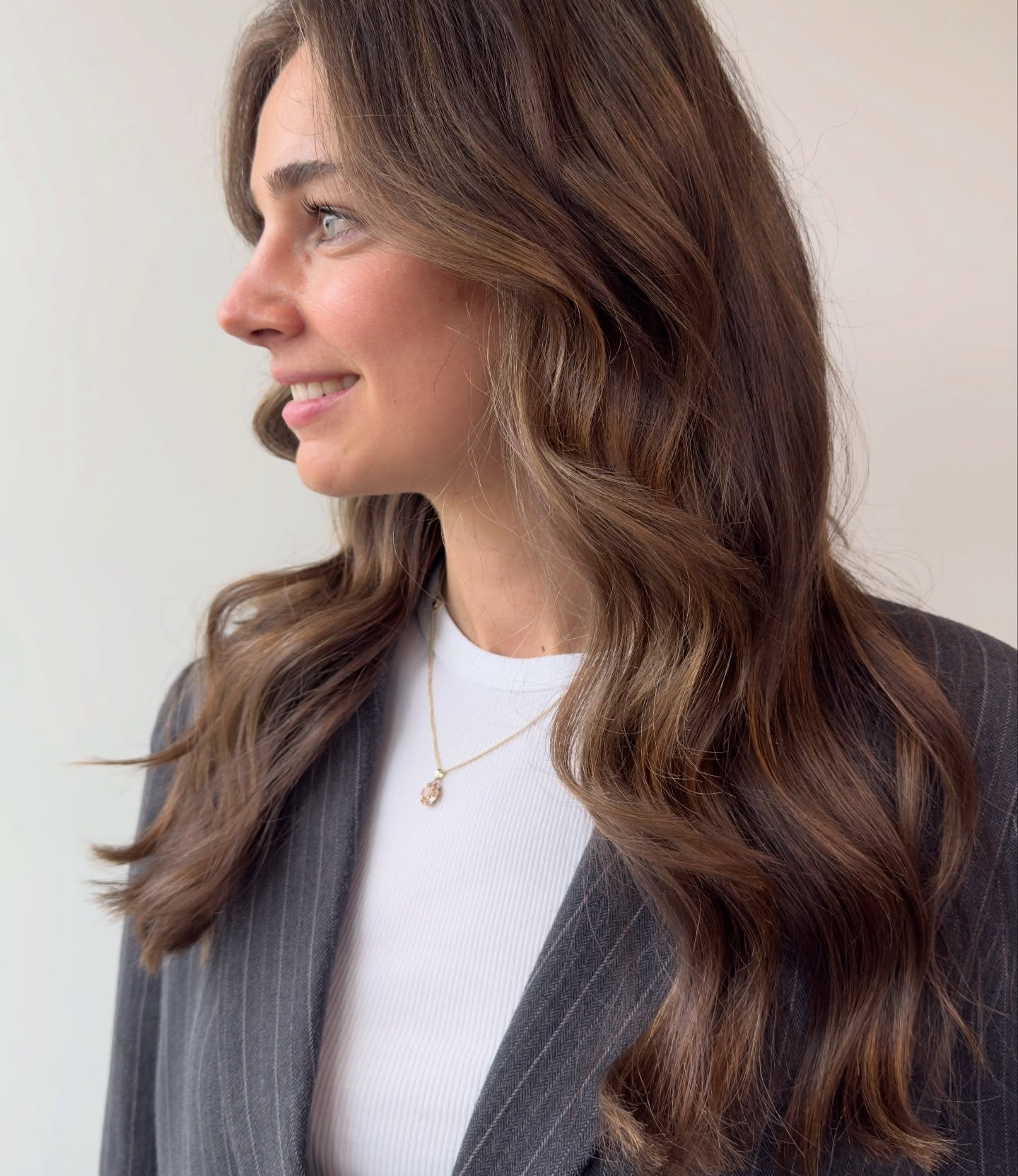 Naturel blends π€π€
We hebben haar natuurkleur net dat beetje extra βsparkβ gegeven met een zachte, natuurlijke higlight/balayage techniek.
Een kleur waarin nΓ©t wat meer gebeurt, zonder dat het zijn natuurlijke uitstraling verliest.
Het resultaat? Subtiel, levendig en super mooi in balans.
En ook nog eens erg fijn: deze kleuring is heel onderhoudsvriendelijk ππ»