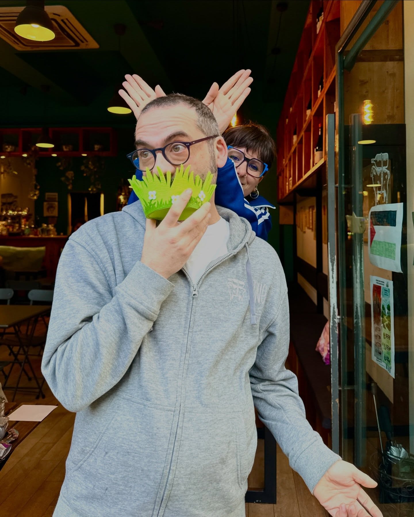 📸 Dite: “Pasqua!”
Avete ancora oggi e domani per brindare con noi e fare scorta di vini con il 25% di sconto sull’asporto.
Da domenica 05 a mercoledì 08 aprile Owine rimarrà chiuso.
Se sarete previdenti, fino a giovedì potrete consolarvi, in nostra assenza, con la vostra cantina personale 🍾
Venite, poi non dite che non vi avevamo avvisati 🥂
👉 mercoledì - lunedì / 17.00-01.00
❌ Chiusura pasquale 05-08/04
🍜 Menù nel link in bio
☎️ Prenotazioni in DM e via WhatsApp al numero 3388116949
#owine
#beeeeenatural
#vininaturaliroma
#enotecaroma
#enotecanaturale