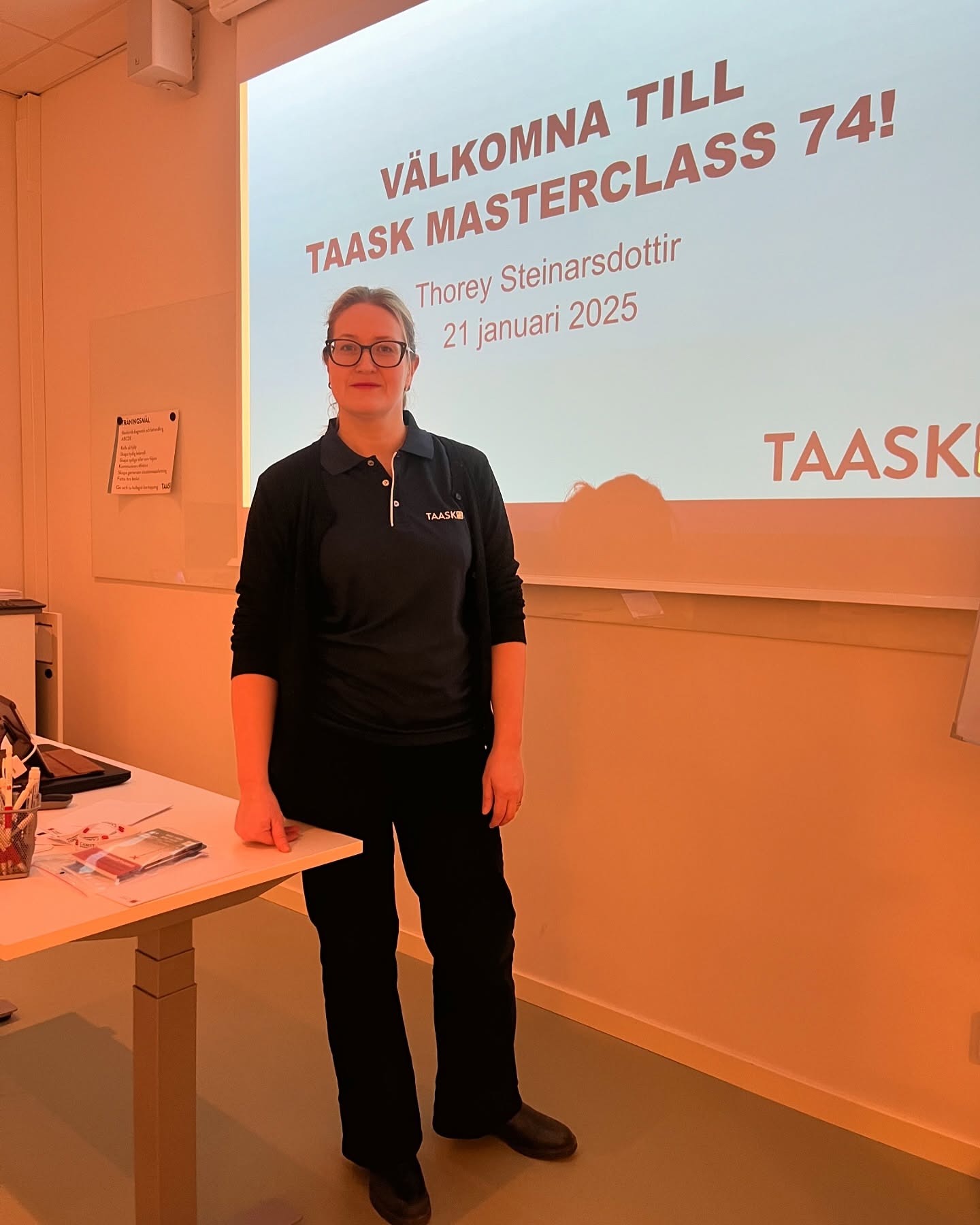 Idag börjar årets första TAASK Masterclass, och här står vår kursledare klar!
Vem är du, Thorey? Jag är narkosläkare på Karolinska sjukhuset i Stockholm. Jag tycker om att resa och åker gärna hem till Island på semestrar.
Varför har du sökt dig till TAASK? Jag var deltagare i den första kursen som var i Stockholm och tyckte den var fantastiskt rolig. Så det ville jag gärna jobba med.
Vad ser du mest fram emot under veckan? Jag ser mest fram emot simuleringarna och dom fantastiskt givande diskussionerna.
#simulation #taaskmasterclass