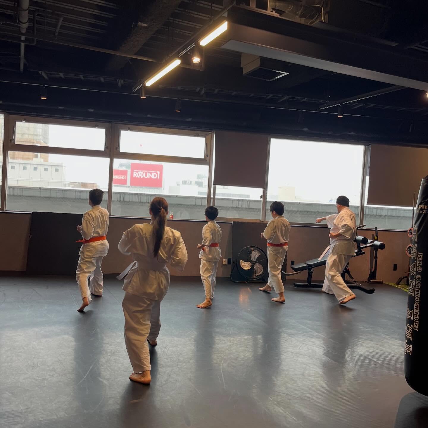 今日は審査に向けて移動稽古と型をたくさん練習しました🥋
次の審査は25日に行いますので、頑張っていきましょう!
#フルコンタクト空手 #町田 #天武会館平岡道場 #トライハードジム #新規生徒募集中