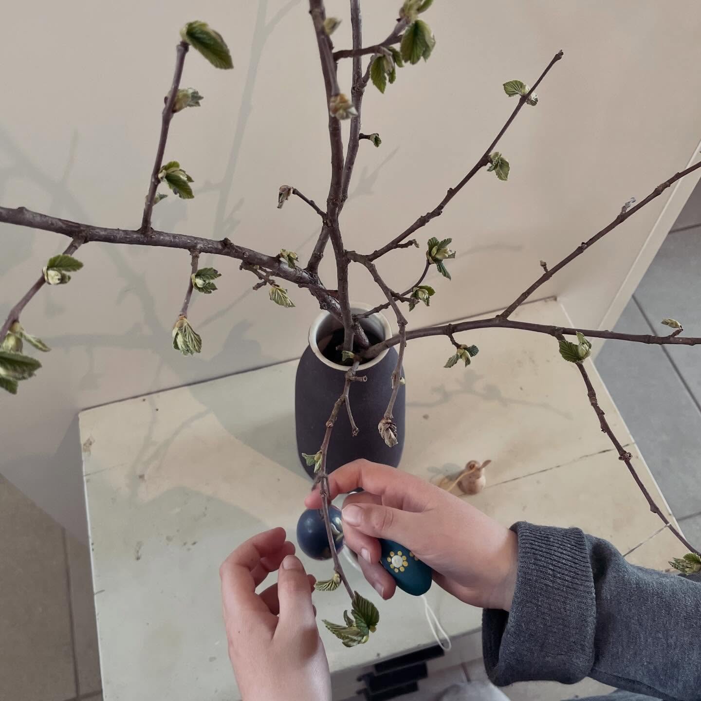 Passende Lernerfahrung zu Ostern | Osterbaum schmücken
Kinder lernen dabei spielerisch und unbewusst:
- Auge-Hand-Koordination
- Hand-Hand-Koordination
- Pinzettengriff
- Mathematische Kompetenzen | Kardinalzahlen
- Materialbeschaffenheit und sinnliche Wahrnehmung (die Fäden sind weich, nicht einfach zu fassen, und verdrehen sich, die Zweige sind biegsam, die Holzeier sind hart und glatt, die Blätter kitzeln in der Nase,…)
- Selbstwert und Gemeinschaftsgefühl werden gestärkt: Ich kann das! Ich leiste einen Beitrag für das Familienleben und bin Teil der Ostervorbereitungen. Ich leiste meinen Beitrag. Und das macht stolz 💪🏼
In diesem Sinne: Schöne Ostertage!!
OSTERN KINDERERZIEHUNG KOMPETENZEN
LERNEN LERNERFAHRUNG FAMILIENLEBEN
#wiekinderlernen #learning #kompetenzen #spielendlernen #learningbydoing