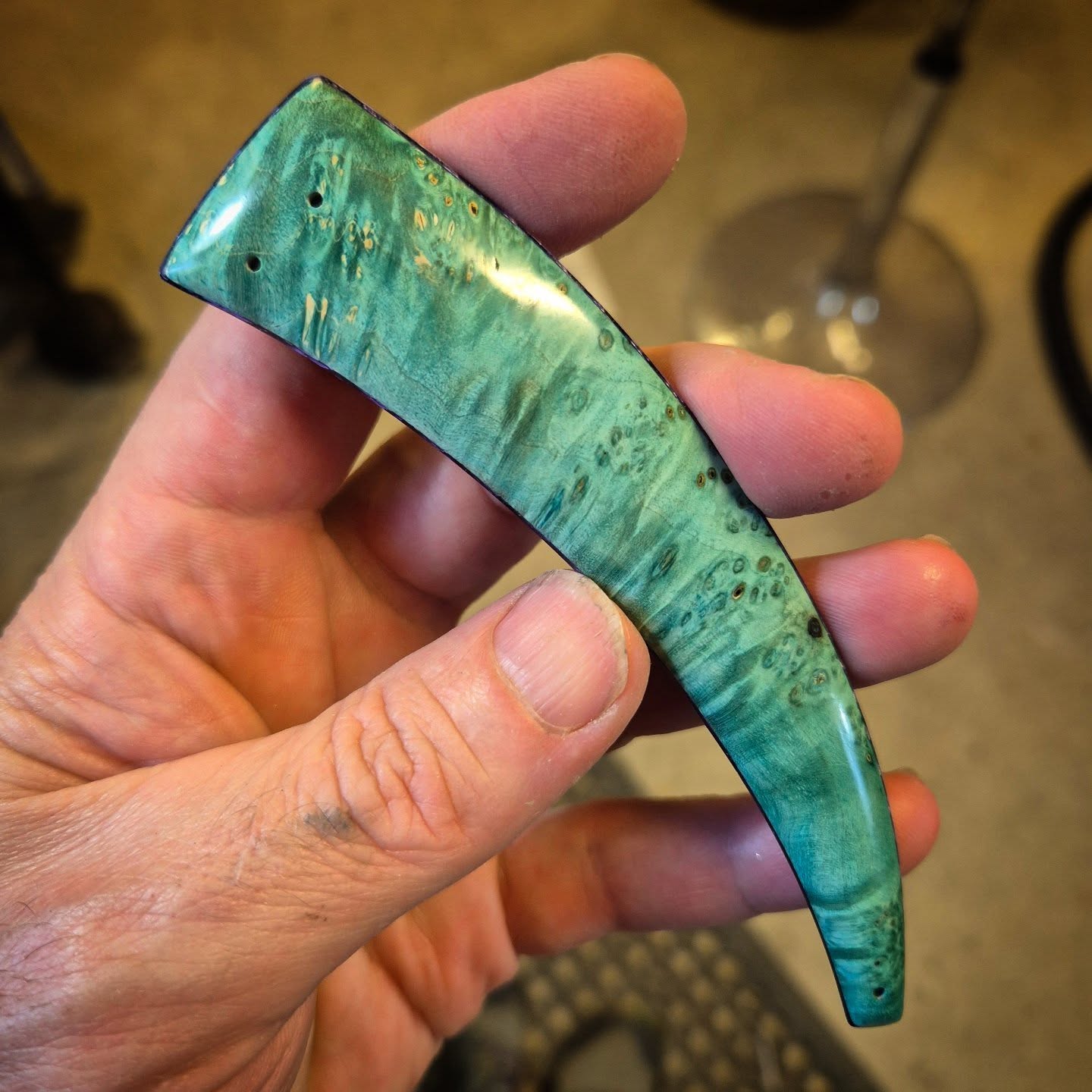 Finished these scales off. Green box elder burl (i think 🤔) from @robswildwood , lined with purple G10.
#boxercustomrazors #customstraightrazor #straightrazor #razor #artknife luxury handmade bespoke boystoys art sculpture wetshaving shaving shaveoftheday