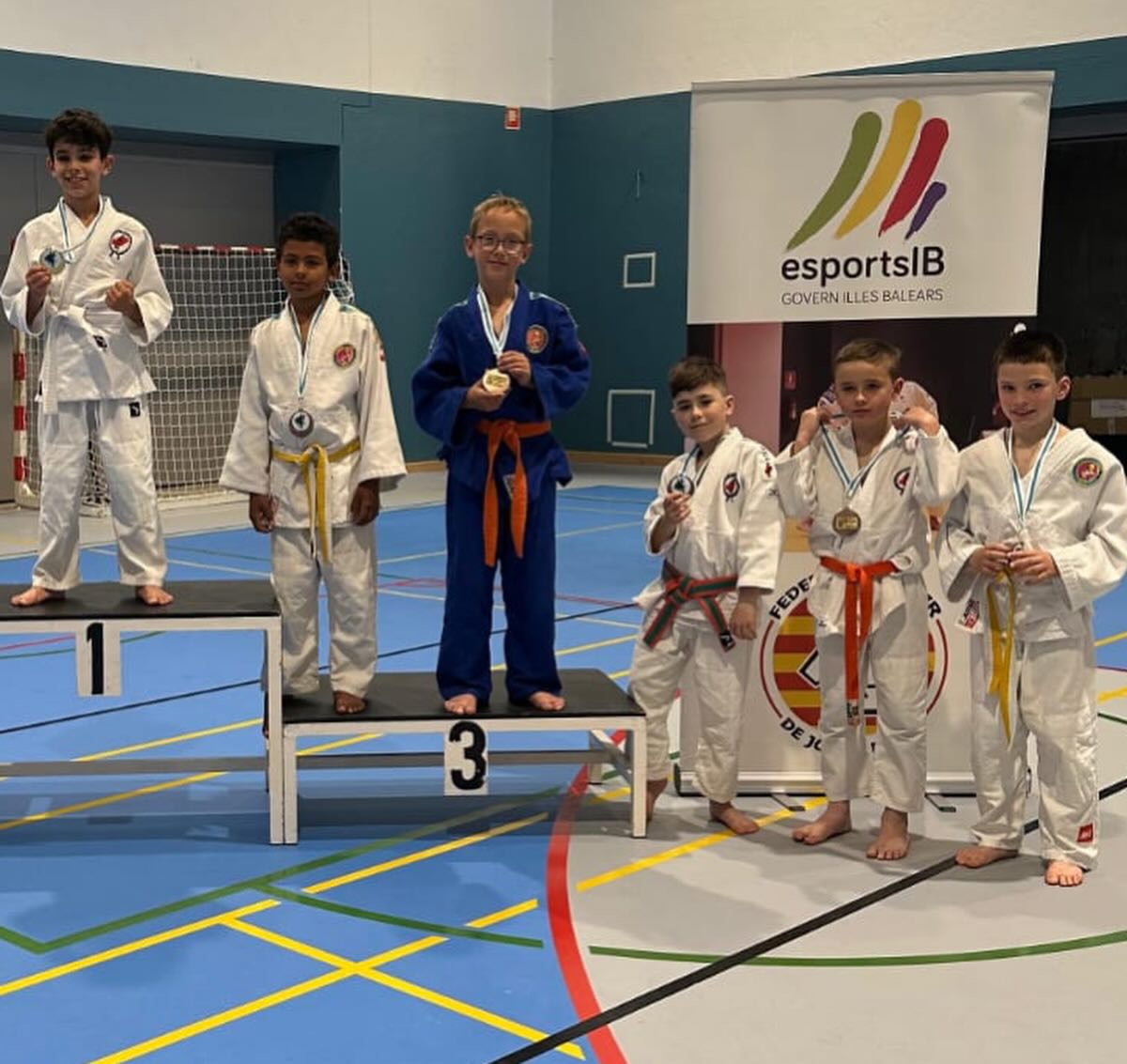 Ayer se celebro en blancadona la final de ibiza de la categoria promesas (benjamin y alevin) con muy Buenos resultados para nuestra cantera. 8 🥇que nos representaran en el cto de baleares en mayo.
Gracias a Rodrigo que estuvo de coach acompañando y apoyando a nuestros judokas. Asi como a todas las familias y compñeros del club que estuvieron animando.
Xavi Rueda🥇
Antonio 🥈
Eric🥇
Xavi🏵️
Tomas🏵️
Santi🥇
Dylan🥉
Clara Ribas🥇
Clara Garriz🥇
Iván 🥈
Pedro 🥇
Elias🥉
Ian🥇
Aleix🥈
Luisana🥇