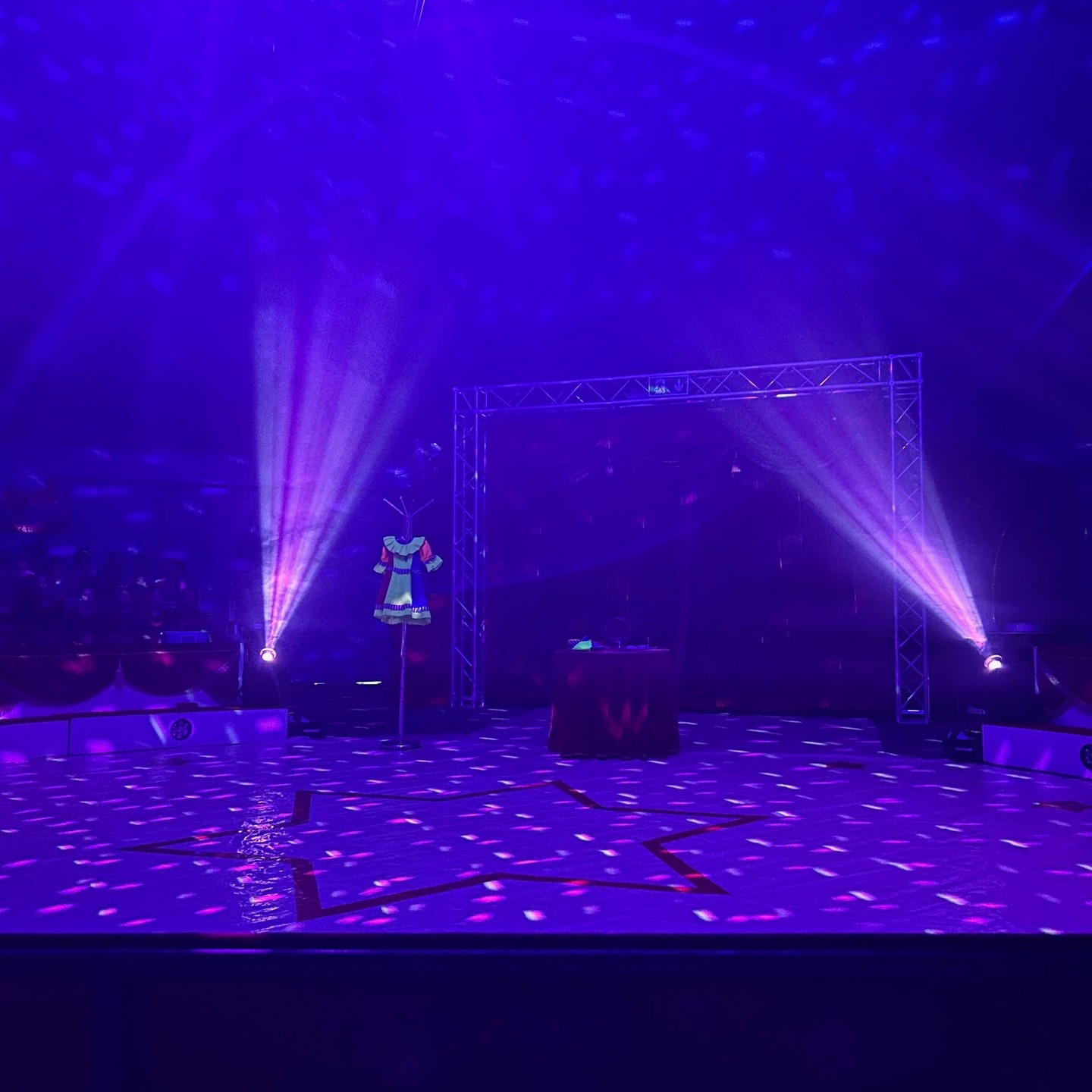 Mit vier wundervollen Vorstellungen haben wir unsere Zirkuswoche erlebt 🎪✨
Die Schülerinnen und Schüler haben mit großer Begeisterung ihre einstudierten Nummern präsentiert und das Publikum begeistert.
Vielen Dank an alle Beteiligten für dieses tolle, unvergessliche Erlebnis! 💫
#projektcircusandresperlich #werderhavel #cvowerder #unsereschule #zirkusprojekt