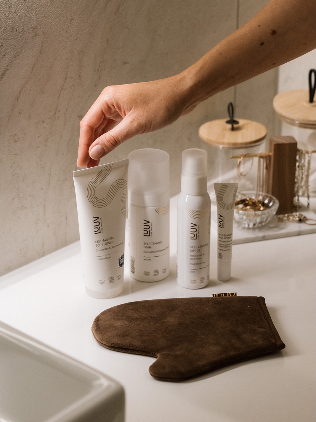 🥥 Loomulik jume, uues kuues!
Ehk vestlusesse sisenevad 💬 suuremates pakendites isepruunistajad! 👋 Millise 1-4 oma iluriiulisse napsaksid:
✨ kuivõli,
✨ vaht,
✨ kehakreem,
✨ või näoseerum.
ECOCERT/COSMOS sertifikaadiga, vegan ja lõhnavabad ehk pole ime, et need on meie teadlike iluarmastajate südamed võitnud. 🥹
Pssst! 🤎 Kuni aprilli lõpuni skoorid isepruunistajate kombod meie veebipoest -15% soodsamalt.
#luuvcosmetics