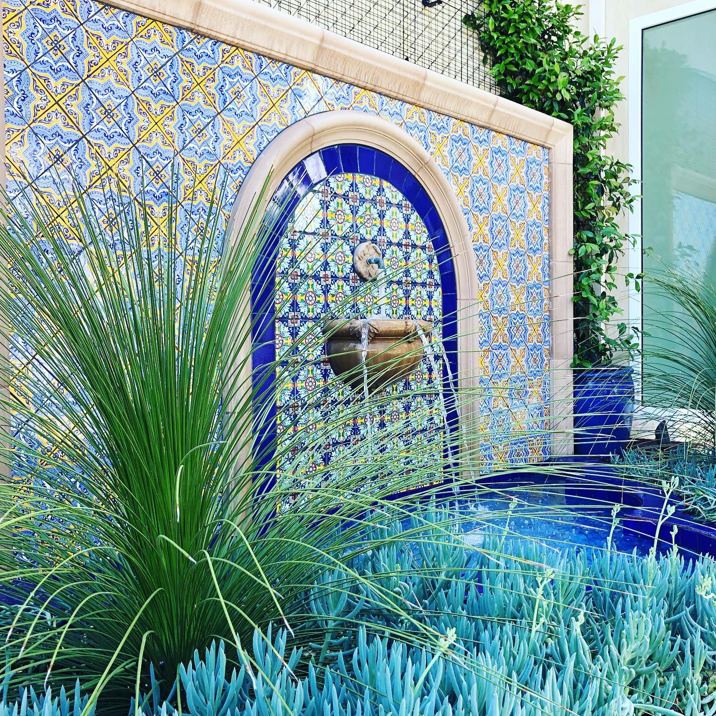 Water feature with 🔹Moroccan vibes🔹#sulisoinc #waterfeature #landscape #newportbeachhomes