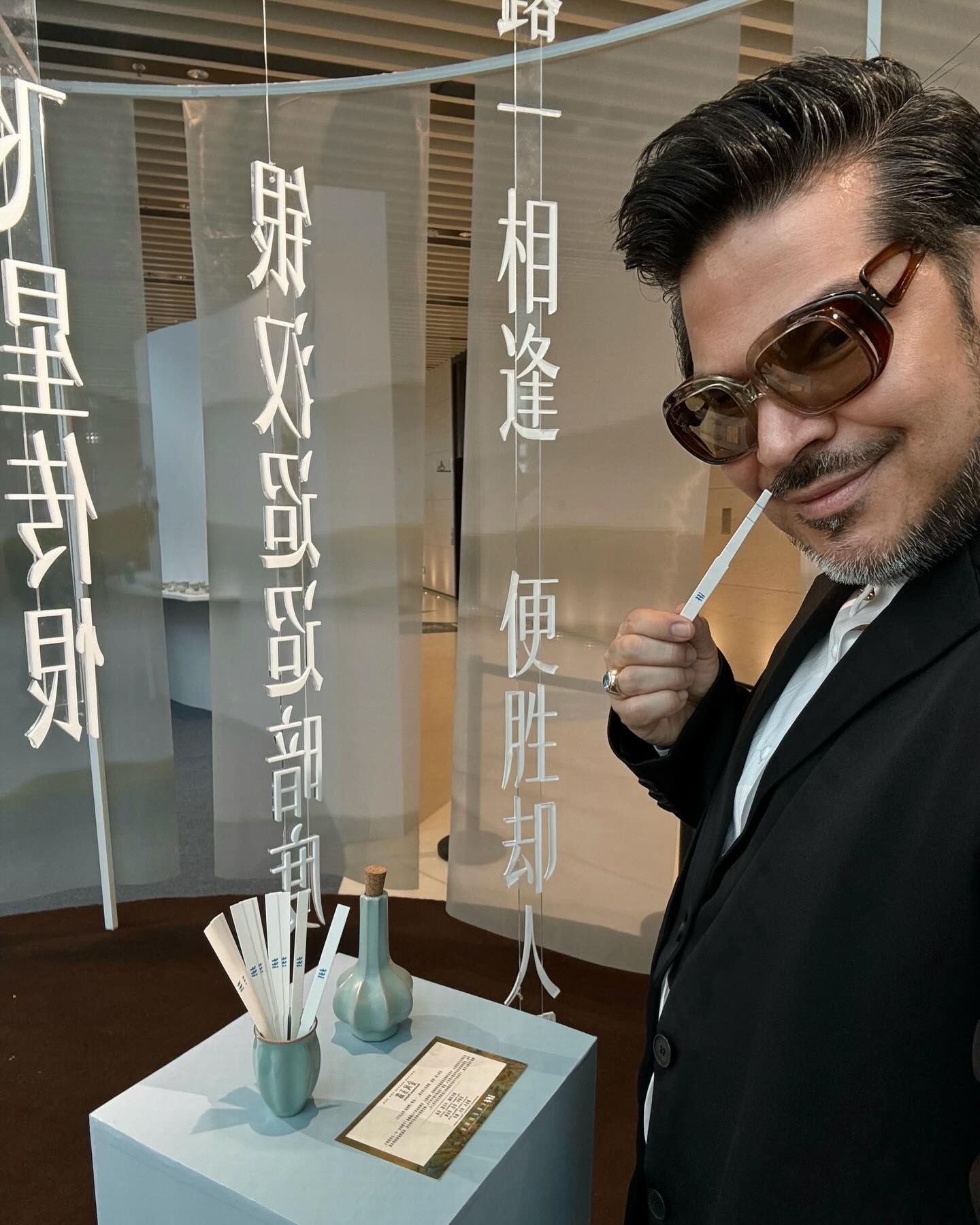 Notes Shanghai @notesshanghai día II:
Empecé el día con la expo de IFF dedicada a la Dinastía Song ( 960/1279 CE), con fragancias hechas por perfumistas de IFF inspiradas en tópicos característicos de la época como té, incienso, bebidas y sopas de hierbas, y también relacionadas a pinturas de la época. se presentaban en recipientes inspirados en la cerámica Song: minimalistas, de curvas sinuosas y tonos celadón tipo Longquan (龍泉).
Luego olí y probé en piel la propuesta de perfumería con base acuosa de CPL, lo encontré bastante cosmético y molecular, eché de menos registros más naturalistas.
Me encontré marcas chinas interesantes como Cinojad con creaciones hechas con destilados propios que representan registros olfativos de regiones especificas de la geografía China, me encantó Yuè Tán Lí Yuàn.
Divertidos los peluches perfumados de Fufusoul, que te conectan con tu niño interior con solo verlos.
La fragancia “effortless” del día fue Obsidian Veil de Dew Orange, una seductora rosa chispeante con trazas de melancólica vitalidad.
Santo de Santimento fue mi fragancia favorita del día, balance ideal entre apacible y personalidad fuerte con un halo de discreción que le hace infinitamente elegante , la amé ❤️
Eye of the Vault de la casa tibetana Mangla, fue para mí, el mejor sándalo de la feria, me ofrecía una naturalidad con un registro entre el frescor de alta montaña y la calidez acogedora característica que brinda la madera.
Me gustó también Silver Edelweiss de la casa kazaka Aura of Kazakhstan, me evoca un delicado acorde floral, en un manantial que brota de una roca en una alta montaña, mi favorita de las marcas internacionales que pude conocer durante este día, elegante y muy alejada de lo mismo de siempre: bombas de ambroxan, ouds sintéticos y gourmands repetitivos.
Luego la expo de Firmenich estaba compuesta por creaciones realizadas en su mayoría con materias primas nuevas y captivas, pero me llamó la atención una selección de naturales entre los que había “Colombian Coffee”, “Sweet Potato” y “Red Bean”
Cerré la jornada despidiéndome de Dominique Ropion, con quien coincidí a la salida del recinto y nos hicimos otra foto para la posteridad.