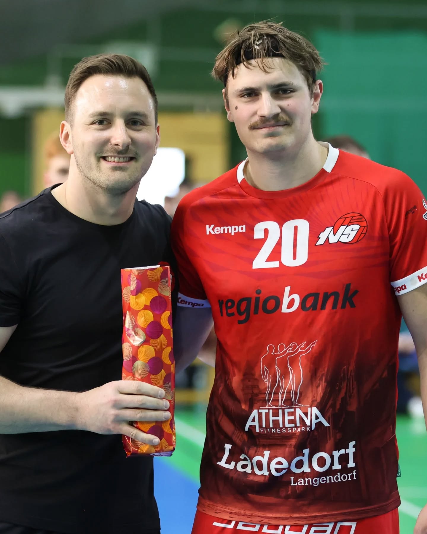 Danke Tim! 🙌
Unser Abwehrturm Tim Oosterveld verlässt uns für ein Jahr und geht in die USA arbeiten. 🇺🇸
Geniesse die Zeit dort, pass auf dich auf – und komm gesund und mit vielen Erfahrungen zurück.