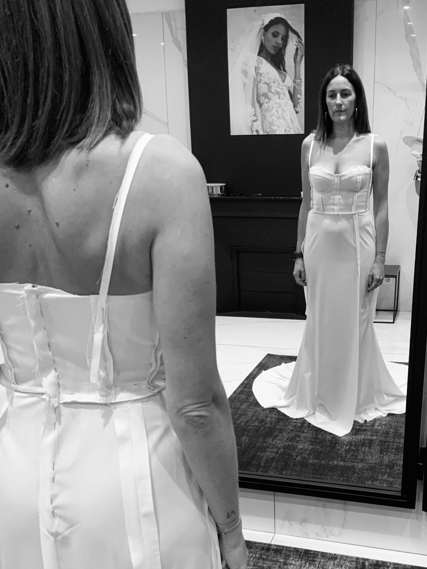 DANS LES COULISSES 8/? ✨
Bienvenue dans la cabine d’essayage de Mathilde pour la confection de sa robe de mariée sur-mesure et personnalisée Mona !
1 & 2. Après avoir pris ses mesures, nous voilà en plein premier essayage technique : suite au moulage de la robe en toile, je viens l’ajuster sur Mathilde, pour marquer les retouches et les ajustements nécessaire pour une robe de mariée sur mesure !
3 & 4. 2eme essayage technique, essayage de la robe dans sa matière. Prise des retouches, comme sur la photo 4 à la taille et marquage de la longueur !
5. 3eme et dernier essayage technique pour les dernières vérifications de la robe finie, avec sa traine.
6. Indiscrétion en essayage, Mathilde se découvre dans sa robe de mariée sur-mesure et unique pour le jour de son mariage ✨
#creatricerobedemariee #coulisses #etapesconfection #weddingdress #artisanat