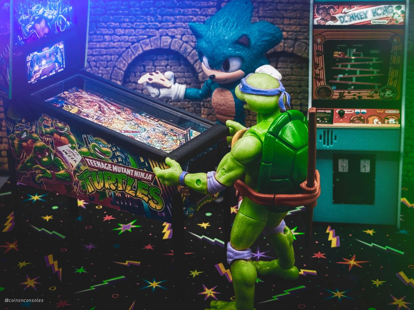 Donatello has invited Sonic over to the new SewerCade to show off their new TMNT pinball cab! Can Sonic best Donatello’s high score? 🐢🦔
(📸 Sonic Movie 3 figure by Jakks Pacific, Donatello AXN figure by The Loyal Subjects, Arcade floor by New Wave toys, and Donkey Kong and TMNT decorative cabs by @bytesizedlegends)
————————
#tmnt #sonicthehedgehog #arcade #pinball #toyphotography