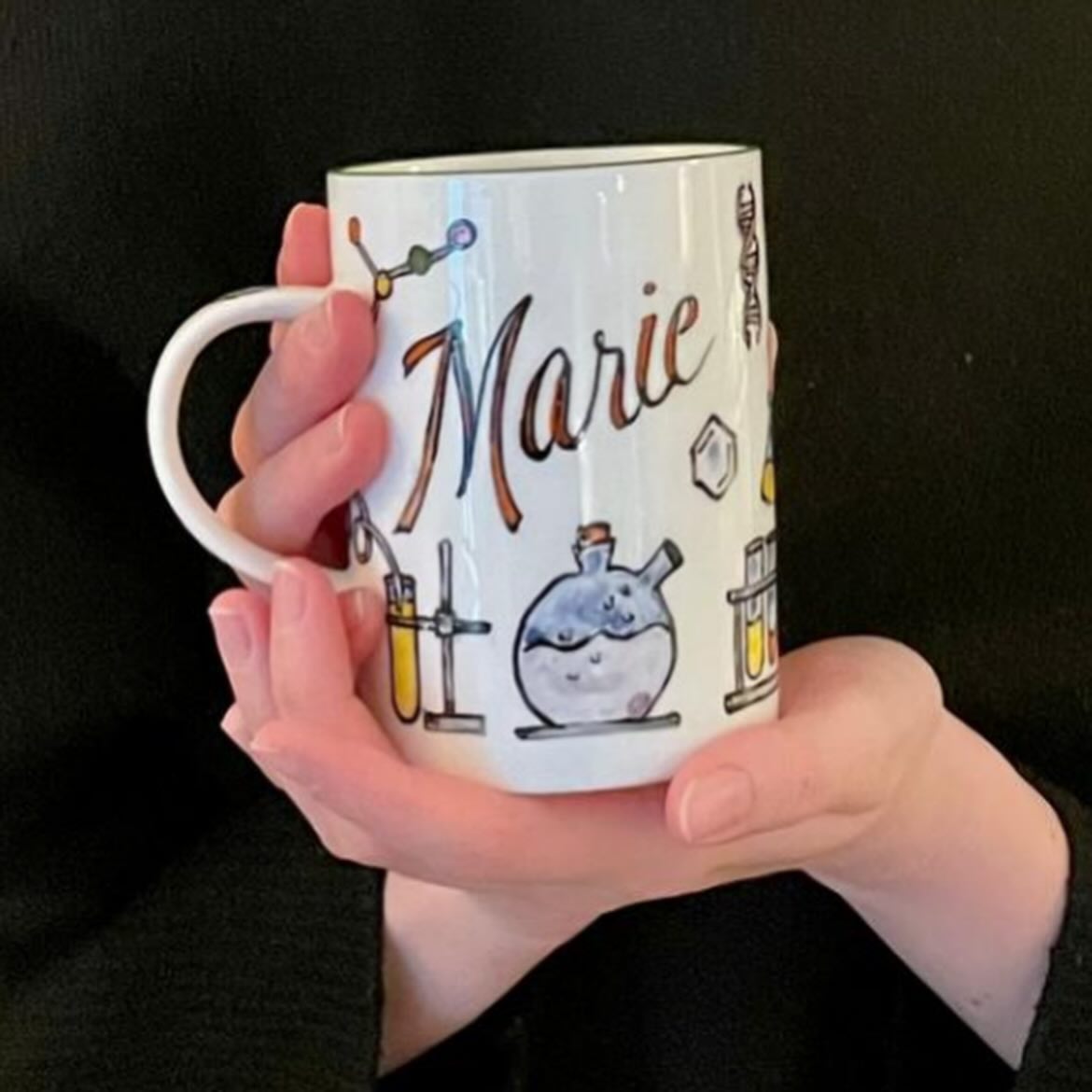 Maries Krus.
#handpainted #porcelain #madetoorder #chemist #marie