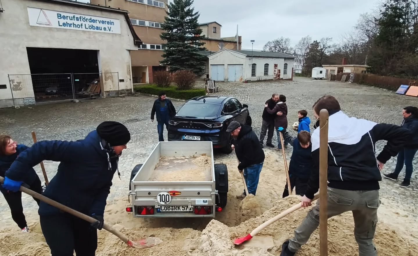 Sand? Hat da jemand Sand gesagt?
Ab und zu wenn uns richtig langweilig ist, graben wir nach Ostereiern😂🌷🐰.
Leider nüschts gefunden.
#vielehändeschnellesende #bauenmachtglücklich #geilegemeinschaft