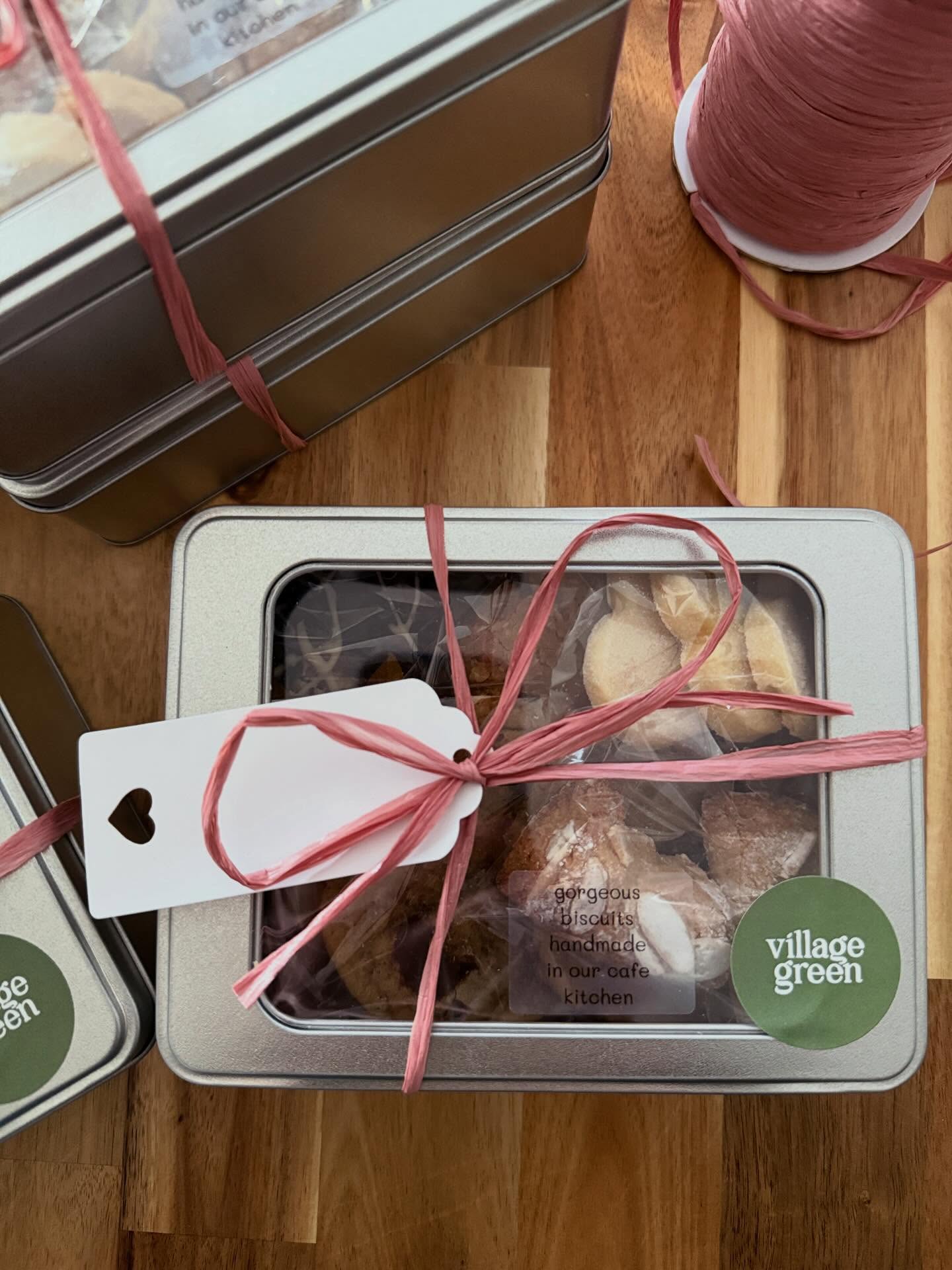 Biscuit boxes on sale tomorrow - great for gifting or if you’re in need of a treat; lemon shortbread, dark chocolate tiffin, burnt butter chocolate chip cookies (lush), amaretti with a hint of orange, and Anzac - a lovely oaty syrupy biscuit.
All baked with gorgeous ingredients in our cafe kitchen.
If you want to reserve a box just comment below.
#easterbiscuits #gifting #biscuit #giftideas