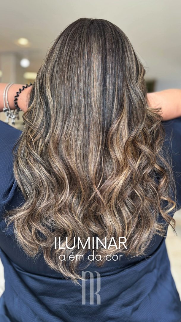 Iluminar vai além da cor.
Primeira transformação, com leveza e respeito à essência.
Um loiro sutil, elegante e possível — sem perder quem você é.
Às vezes, tudo começa com um passo.
Valorize sua beleza
Av. Brasil, 391 - Vinhedo/SP
Whatsapp: 19 99843-2580