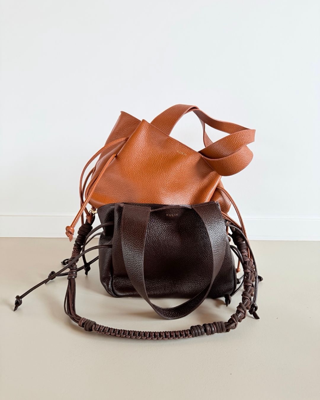 Urban Shopper w dwóch odcieniach — czekoladowy brąz i kamelowy.
Dwa klasyczne kolory, które pasują do wszystkiego i zostają na lata. Miękka, naturalna skóra, prosty kształt i detale, które robią różnicę.
Możesz nosić ją klasycznie albo dodać pleciony pasek — wtedy zmienia charakter i staje się bardziej swobodna, trochę letnia, trochę boho.
To nasz autorski projekt, szyty w Polsce — od początku do końca przemyślany tak, żeby był z Tobą codziennie.