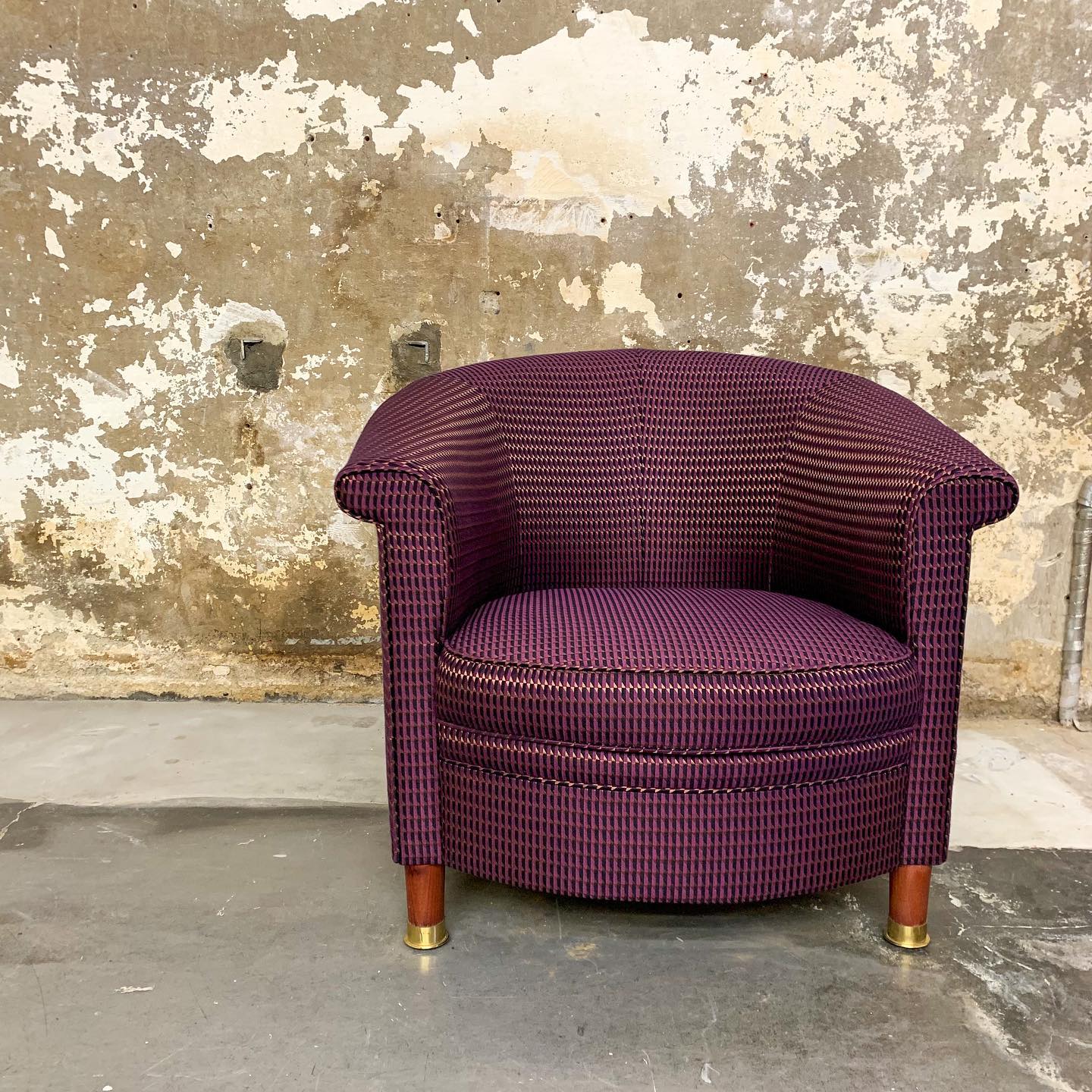 Ein Klassiker!! Früher in hellblau, jetzt in einem Jacquardstoff mit leichtem Glanz. Steht er elegant vor unserer neuen Atelierwand. Er erstrahlt aber vor allem in seinem neuen zu Hause im perfektem Licht. #ichliebemeinberuf rostoffe #innendekorationen #dekoration #wohnen #polsterei #vorhänge #wandverspannung #interiordesign #natürlichwohnen #winterthur #swissdesignblog #Innenarchitektur #Handmade #swissmade #handwerk #innenarchitektur #zuerich #zürich