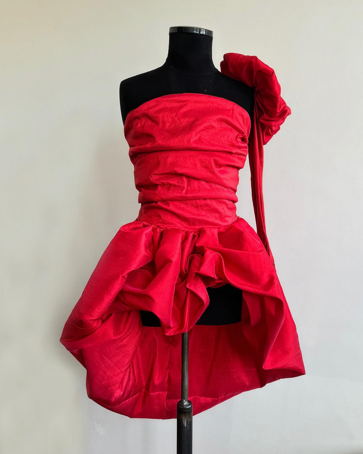 UP FOR SALE :
Taffeta dress with puffy skirt and puffy gloves in matching color.
Available in
•Black
•Pink (SOLD)
•Green
•Purple
•Blue
•White
•Red (SOLD)
DM for more information or for ordering.
#dragcostume #costumedesigner #taffetadress