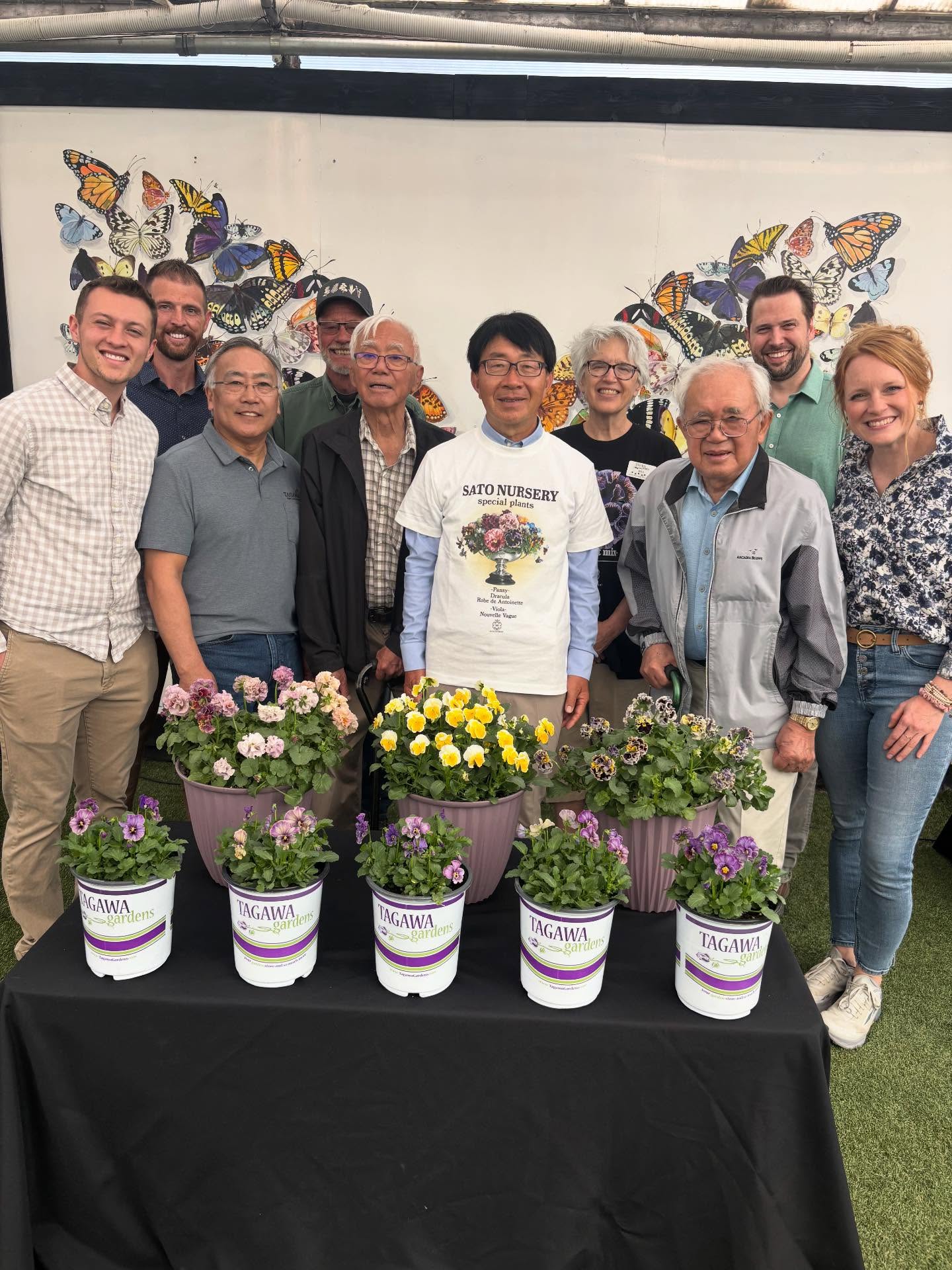 先日、コロラド州にあるTagawa Gardensで今年も私のパンジーのイベントをして頂きました。
ご来店頂きました皆様に心より感謝申し上げます。
コロラドの皆様、どうもありがとうございました。
現在、コロラドの州花オダマキを栽培しています。
I recently had the honor of having my pansy event held again this year at Tagawa Gardens in Colorado.
I would like to sincerely thank everyone who visited.
To all the people of Colorado, thank you very much!
I am currently growing columbines, the state flower of Colorado.
#tagawagreenhouse
#tagawagardens
#incrediblegenetics
#antoinettecollection
#twilightcollection