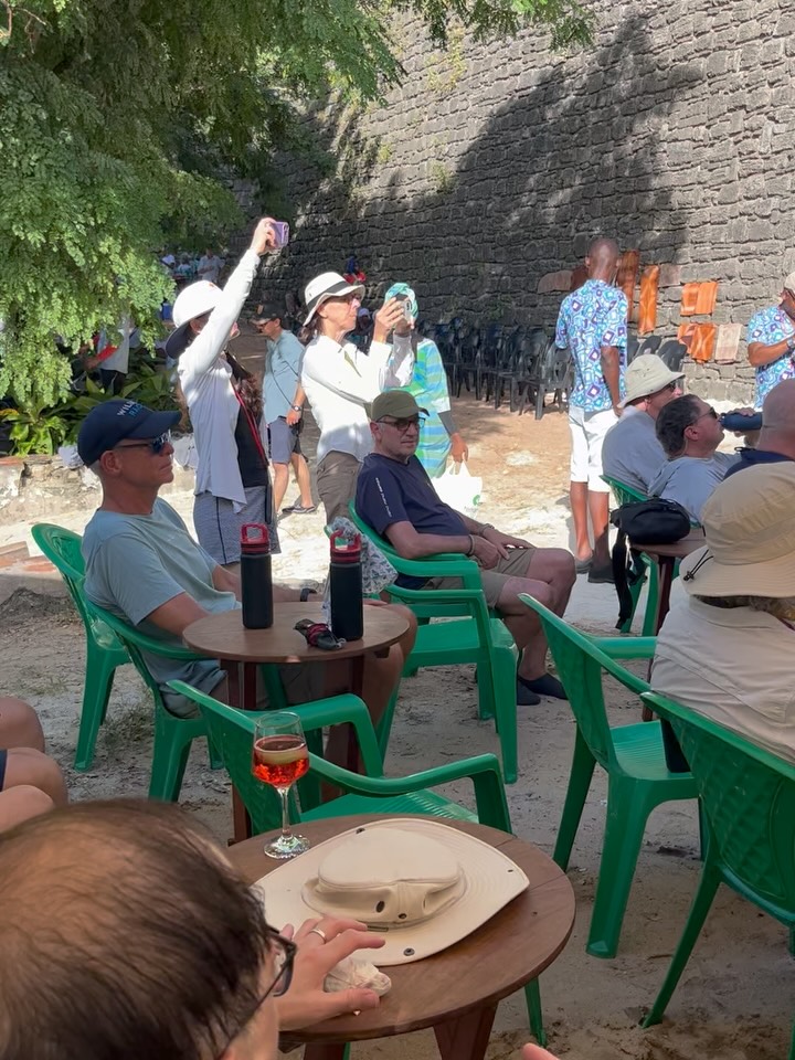 🚢Silver Cloud Expedition ship
In the afternoon guests were treated to a private festival in the 16th century fortress of São Sebastião.
Women’s Tufo dancing from Ilha de Moçambique
Traditional Xakaxa dancing from the mainland
Fresh cooked seafood and cocktails
All the women guides from the morning events and all the men guides, everyone the guests met on their tour joined in for the party. 🥳
#ilhademoçambique
#tufo
#silverseacruises
#silverseaexpeditions