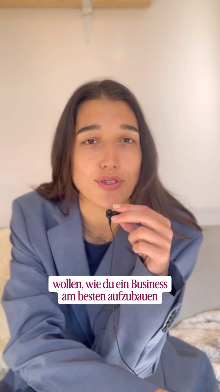 “Wie du dir *ganz einfach* deine Selbstständigkeit aufbaust”
“Du brauchst nur dein Handy und eine Idee.”
Ähhmm…nö.
Du bist im Aufbau von dem Leben, dass du dir erträumst.
Ein Leben bei dem ein Teil von dir sich immer noch fragt: Kann das überhaupt so klappen?
Ist das nicht total delulu?
Und während du dich dazu entscheidest dein Business-Baby ins Leben zu rufen, es aufzubauen, zu organisieren, ihm Form zu geben…
….bist du emotional mit all diesen Fragen und Unsicherheiten beschäftigt.
Denn: Nichts von dem was du da erschaffst ist komplett sicher, ist bereits greifbar.
Es geht also darum etwas greifbares zu schaffen, obwohl es zu dem Zeitpunkt noch nicht existiert. Natürlich sind da 1000 Dinge, die ungewiss sind.
Yess, wir haben gesehen, dass die hustle culture uns nicht glücklich macht. Aber wir dürfen auch von der Illusion loslassen, dass etwas zu erschaffen und aufzubauen, dass es nicht existiert, kinderleicht ist und einfach sein sollte (weder praktisch noch emotional).
Wir wachsen an unseren Herausforderungen. Das ist ein Fakt. Warum sind wir dann in gewissen Bereichen oft nur bedingt bereit die Herausforderung zu erleben und zu wachen?
Es darf herausfordernd sein, dich challengen, dich fragen lassen ob du das wirklich willst, dazu führen, dass du super viel drüber nachdenkst.
NICHTS daran ist falsch (vor allem nicht deine Reaktion).
Schick das an eine Business-Maus in deinem Leben, um sie an daran zu erinnern, dass das, was sie macht, alles andere als einfach ist. 🧡
Frohe Ostern,
Aurora 🐣
