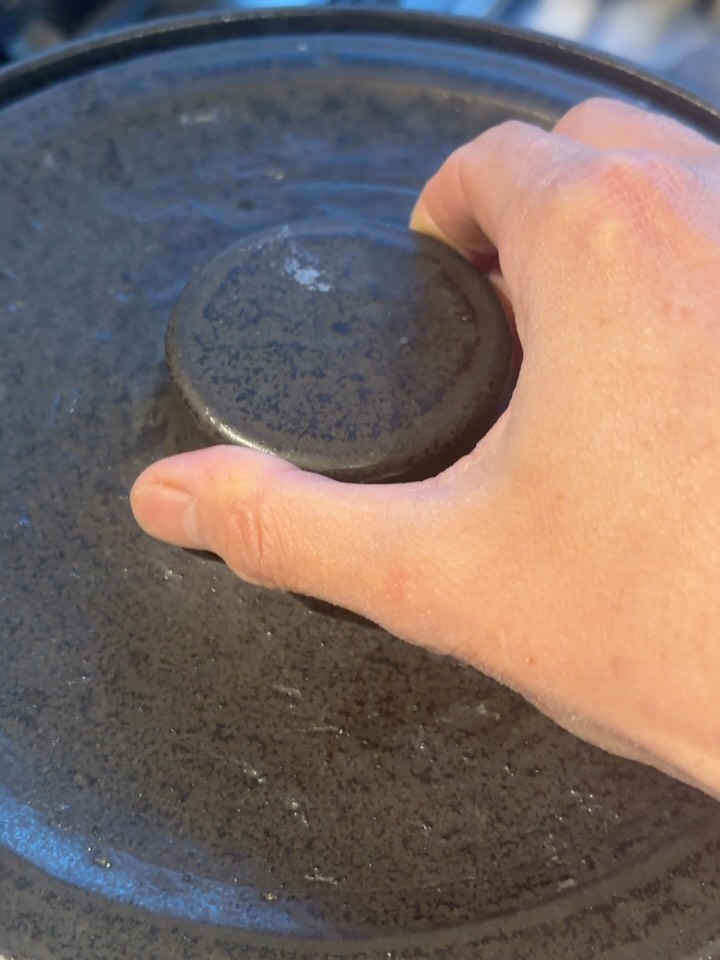 “Korean-style medicinal chicken soup” (参鶏湯) is made using a Shiokoji marinated in whole chicken, stuffed with glutinous rice, mung beans, jujube, goji berries, and ginseng. It is slowly simmered for about 6 hours. This highly nutritious dish is renowned for its collagen-rich, silky broth. I felt that the soup helped me recover from last week and gave me plenty of energy for a week💪
#kaokaomiso