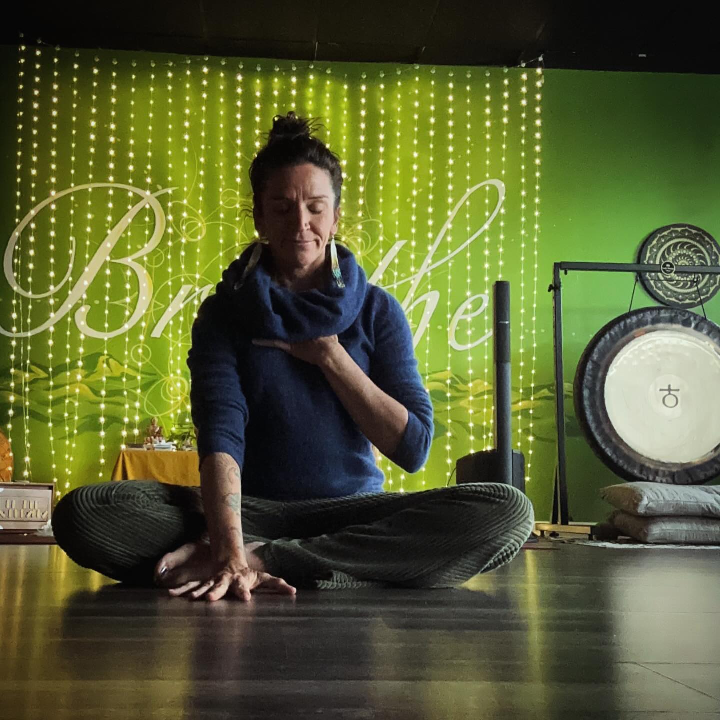 Returning again and again to the magic and connection of the heart…
May your heart be open.
May compassion flow.
May you embody empathy… for yourself and others.
May you bathe yourself in forgiveness and send it to those who have kept your heart chained.
May divine love ignite your heart to show up for those less fortunate than you.
May the unity of the heart help us to build a world that we want our children to grow into.
May we each seek to embody real Christ consciousness
which is not separate from the consciousness of all other enlightened masters.
Love
Peace
Connection
Unity
Forgiveness
Compassion
Empathy
💚💚💚💚
my prayer for myself and for you 😊
Author credit of 3rd pic : John Fugelsang
#roottoriseytt #heartchakra #anahata #love #easter