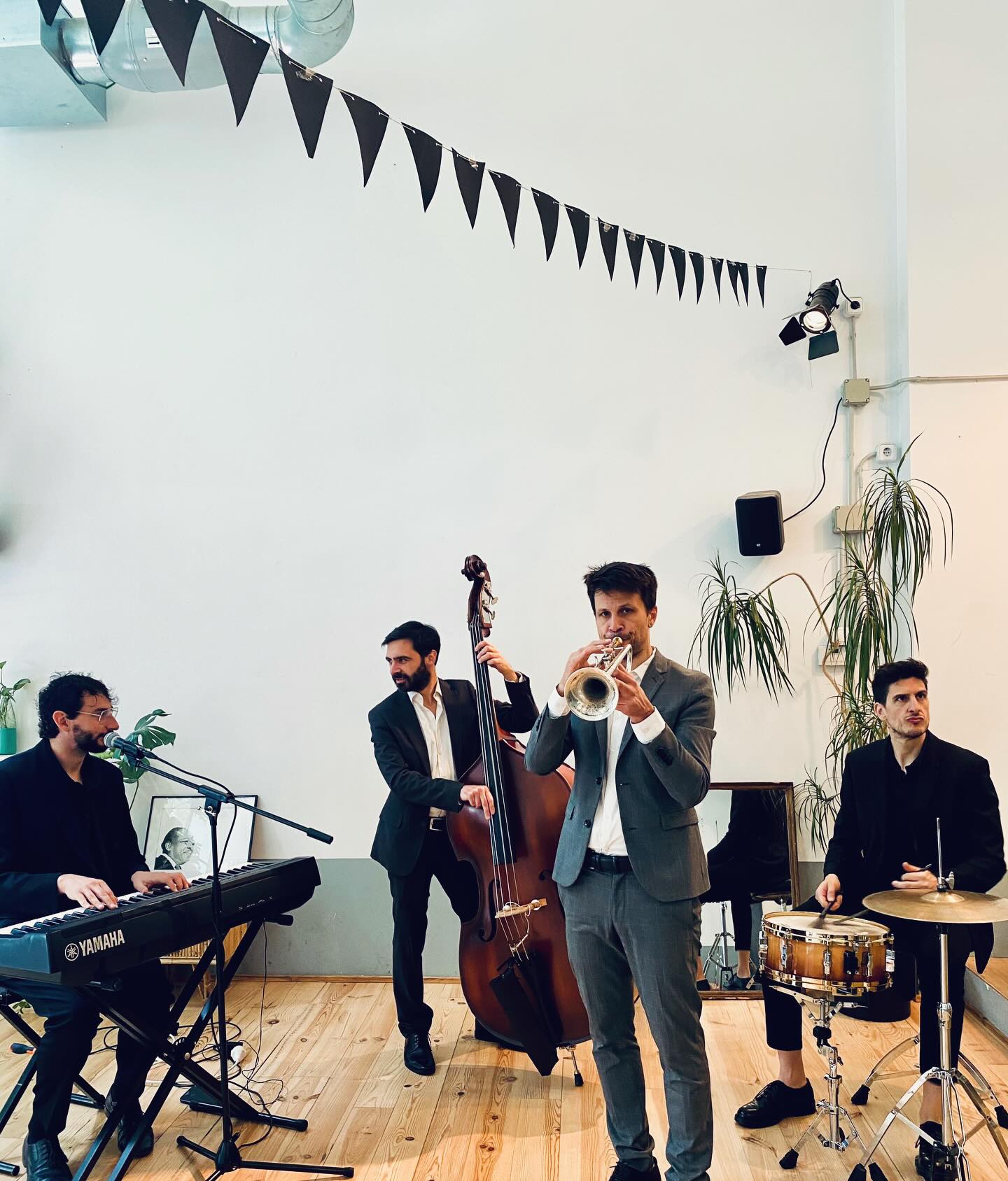 Groovin’ Rita es la banda en torno a la cual nació, creció y sigue girando So What. A día de hoy continúa siendo su pilar fundamental y la que más actúa en todo tipo de eventos: desde eventos corporativos como networking, cócteles de conferencia, cenas de gala, presentaciones de marca, celebraciones de empresa o inauguraciones, hasta celebraciones particulares como cócteles de boda, cumpleaños, aniversarios o fiestas privadas.
Su sonido combina el jazz más clásico —estándares y crooners— con un repertorio que se abre al soul y a los ritmos latinos ( bodas, sambas,boleros) y, cuando el momento lo pide, puede moverse hacia terrenos del RnB, jazz funk e incluso jazz pop.
Si quieres ver cómo suena en directo, puedes echar un vistazo a los vídeos en nuestro canal de YouTube (link en bio).
#eventos #musicaenvivo #jazz #sowhatmusic