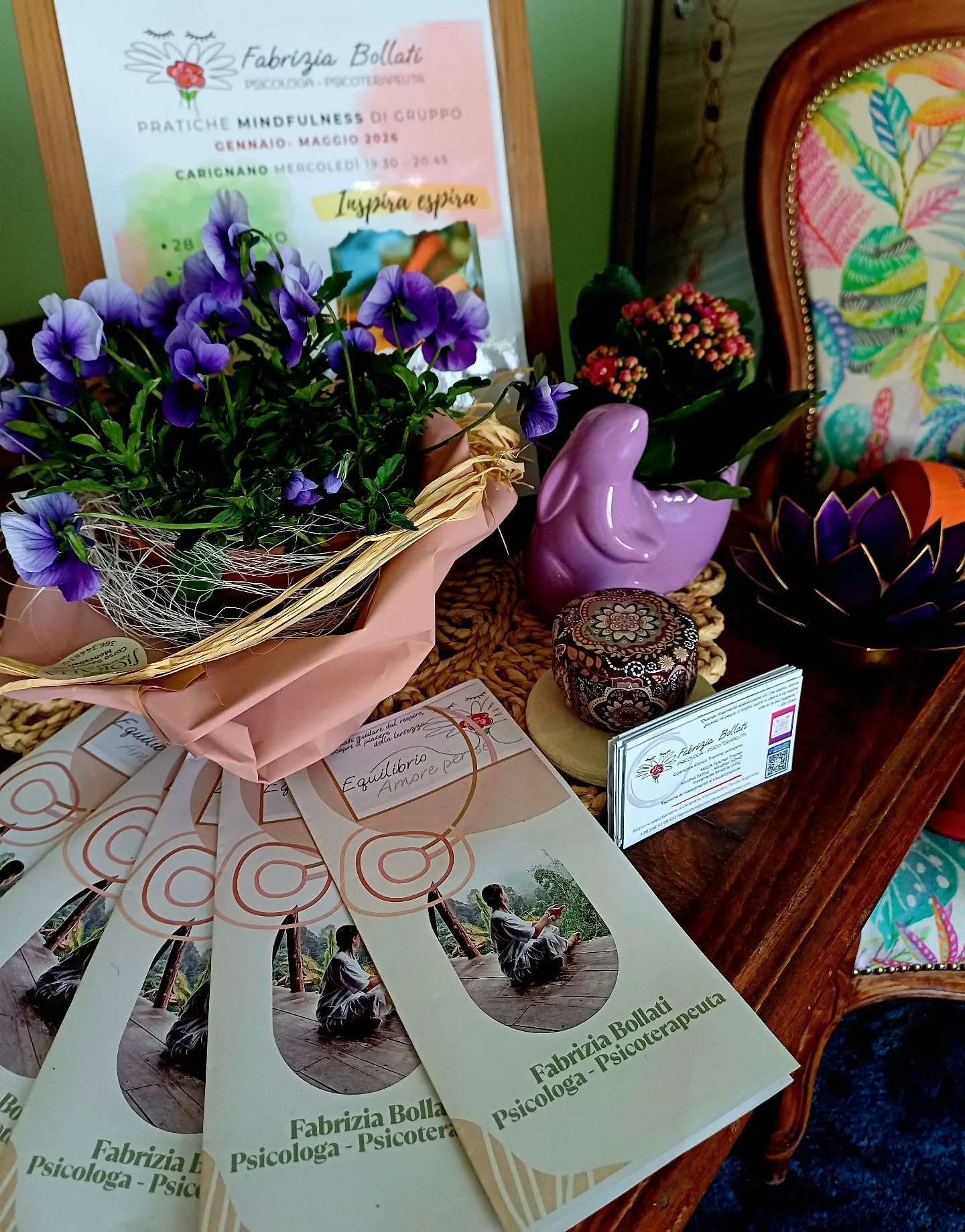 Ci sono fiori che nascono fuori…
e altri che scegliamo di portare dentro.
Il mio studio oggi fiorisce così:
tra nuove tonalità di verde
e piccoli segni di primavera dono di pazienti speciali
Se senti che è il momento,
concediti di fiorire anche tu.
Io sono qui.
#psicologia #psicoterapia #psicologatorino #psicologacarignano #benesserementale