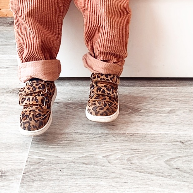 • 04h04 •
Pourquoi mon corps se réveille à cette heure-ci ?
Peut-être pour écouter le son de sa respiration dans son sommeil car pendant 7 dodos, mes nuits seront silencieuses de lui ?
Alors je me berce des allers et venus de l’air dans ses petites narines, je me remplis de son odeur et le remercie dans un murmure d’être mon petit garçon.
Ça va etre aussi une semaine de retrouvailles avec moi-même pour écrire, chanter, créer, prévoir, organiser, trouver des solutions, appeler, prendre des rendez-vous…
J’ai aussi calé des moments plaisir et ressourcement comme un massage énergétique avec @letincelle.en.soi ✨
J’ai hâte et merci @annesophiebender_photographe de m’avoir inspiré en bookant toi aussi. 🙏🏼💆🏼♀️
Car oui, si nous avons créé une retraite pour les femmes qui ont besoin de s’offrir une pause régénérante, c’est bien parce-que nous savons de quoi nous parlons.
Prendre soin de soi est une priorité.
Pour pouvoir continuer à prendre soin des autres sans s’épuiser.
Amour sur vous et vos nuits surtout si elles sont courtes, hachées et remplies de to-do-list.
Sincèrement, j’ai la chance que ces réveils nocturnes soient peu fréquents, habituellement, je m’endors avec mon fils et me réveille en même temps que lui !
C’est mon secret pour tenir ❤️
Ps : à la perfectionniste que je suis : « Ne supprime pas ce post juste parce-que ça fait deux photos très proches qui se ressemblent ! Tu as le droit d’être fan de son pantalon en velours vieux rose et de ses baskets 🐆, bisous »