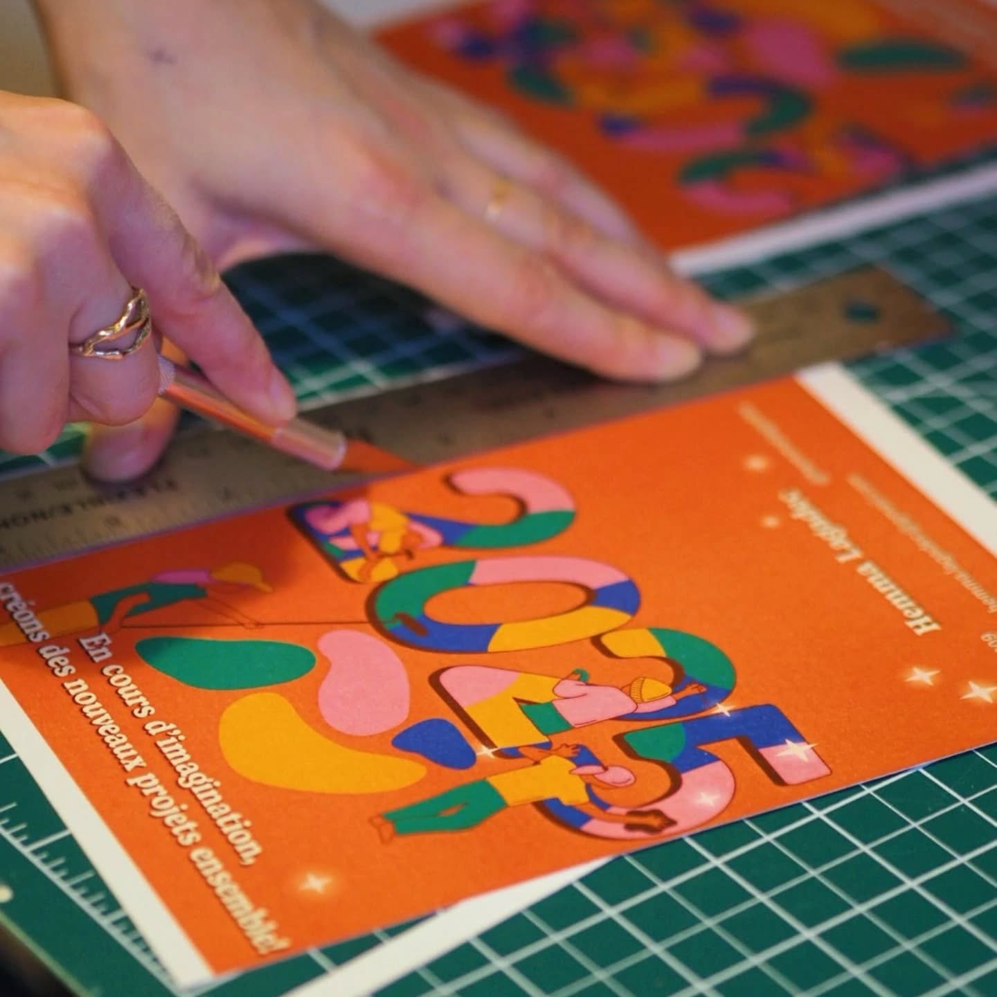 Les cartes de vœux 2025 sont dans les boîtes aux lettres 📮
Encore un grand merci à toutes les personnes avec qui j'ai pu travailler 💥
Depuis mes début en studio de création, les entrepreneurs.ses/artisans avec qui j'ai appris ont toujours remercié leurs clients et partenaires, c'est quelque chose que j'ai toujours voulu faire à mon tour.
.
.
.
#cartedevoeux #illustrations #2025 #workinprogress #murales #windowdisplay #fresque #montreal #mtl