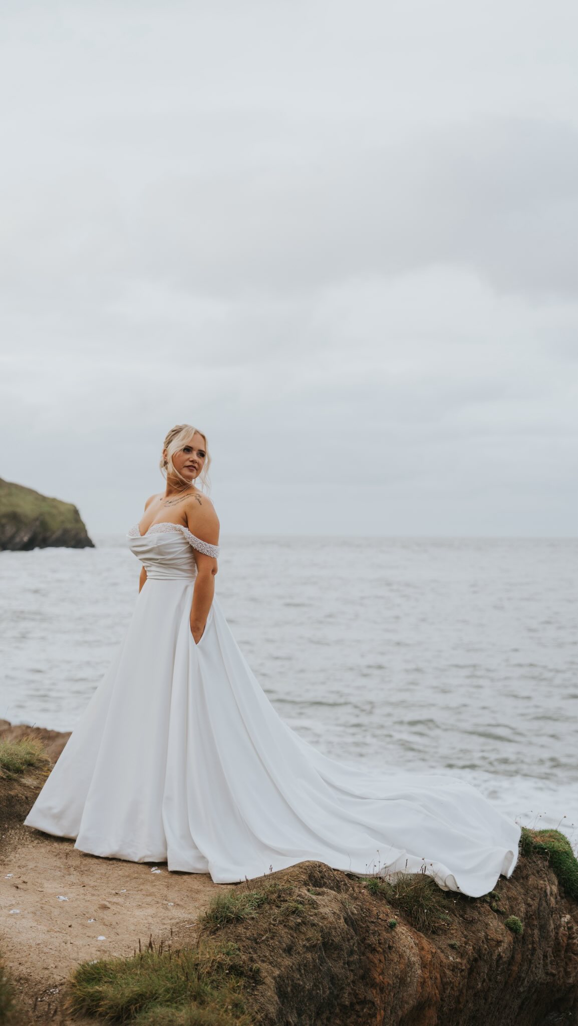 Did someone say subtle detail?✨
We are all about the subtle sparkle here Vicki’s Bridal Boutique and Sammie by Ellis Bridals is the perfect example 🤍
Sammie by @ellisbridals
Classic wedding dress | satin wedding dress | satin ballgown | Kent bridal shop