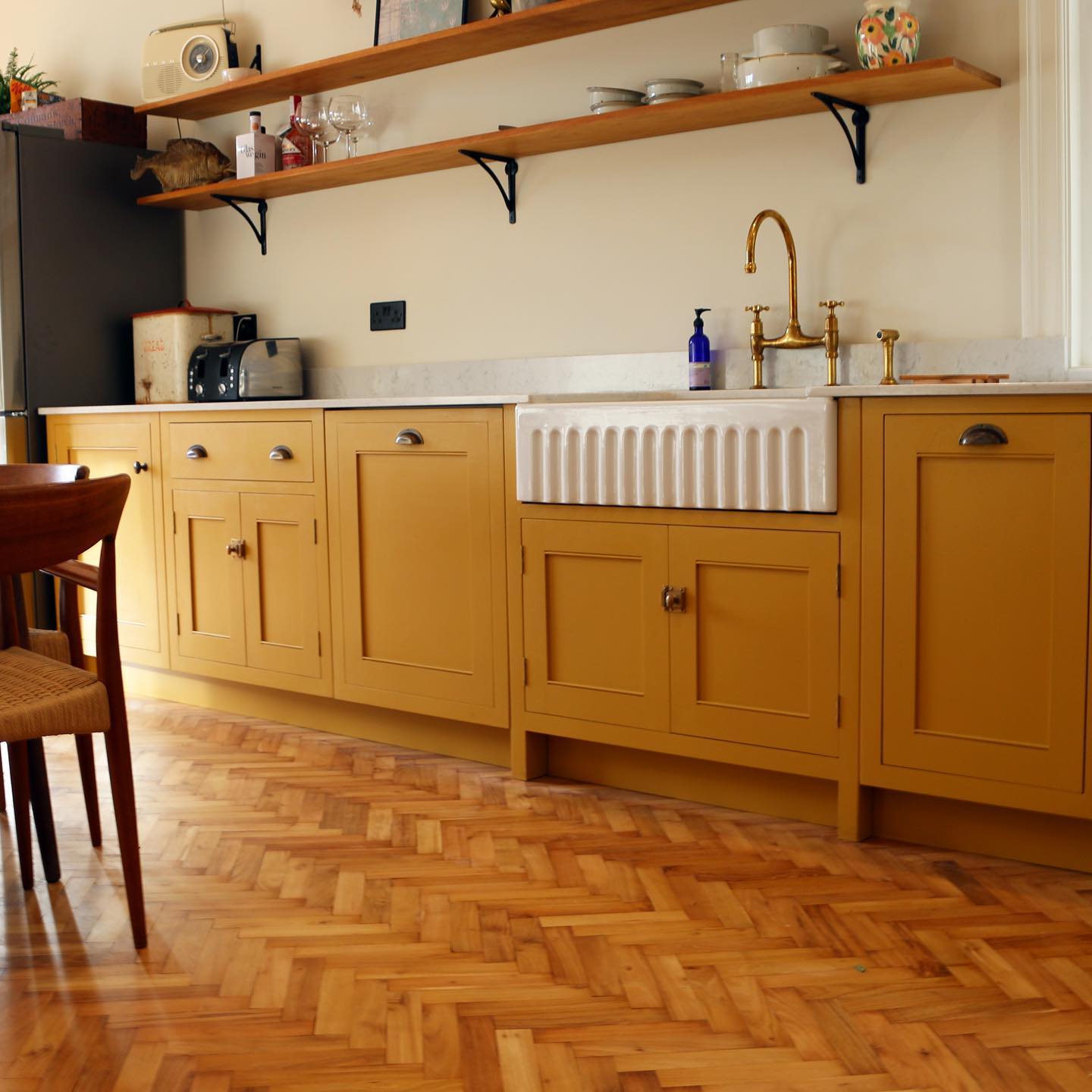 There is something particularly pleasing about a kitchen that is so simple. It perfectly compliments the character of this Victorian house, nothing fussy and nothing that would look out of place. It had wonderful little nods to a more traditional look, large fluted sink and brass taps and the slightly more freestanding feel to the cupboards. Having only base units allowed for this beautiful open shelves with decorations that made this place feel so elegant and stylish. #jharriskitchens