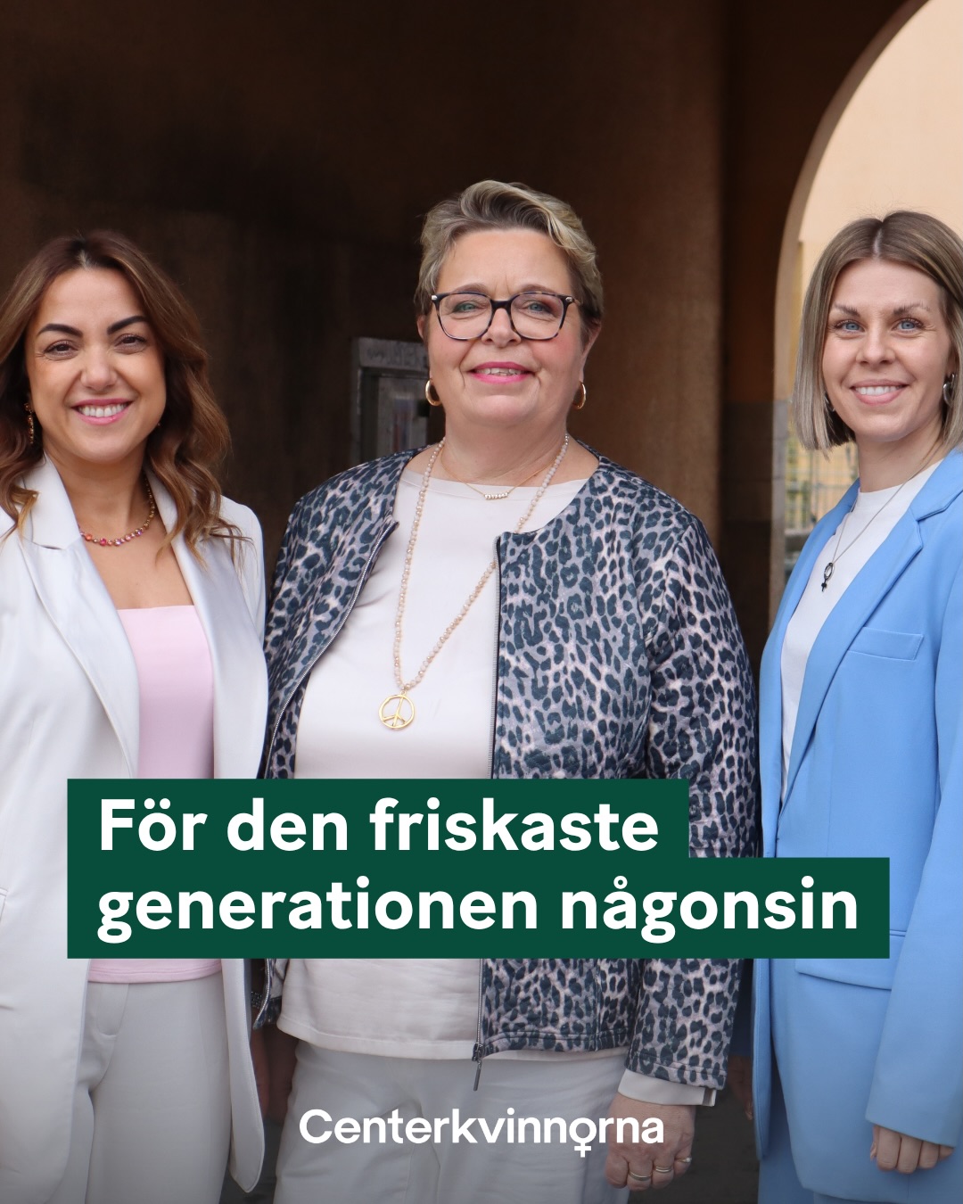 71 % av tjejer (16–24 år) lider av oro och ängslan. Det är inte bara ett hälsoproblem, det är ett könsrelaterat systemfel. Vi lever i ett patriarkalt prestationssamhälle där unga kvinnor mäts snarare än möts, och där aggressiva skönhetsideal på sociala medier gör nio av tio tjejer sjuka.
Vi vet att Sverige kan mer. För att skapa en frisk generation går vi till botten med problemen.
Krossa kroppshetsen: Lagkrav på att AI-genererade eller retuscherade bilder i sociala medier märks tydligt.
Hormonell hälsa är folkhälsa: Inför årlig screening av menshälsa i skolan – fysisk och psykisk hälsa hör ihop.
Vård som faktiskt bär: Radera glappet vid 18-årsdagen. Vi vill se en svensk modell av ”Headspace” med avgiftsfri lågtröskelvård upp till 25 år i hela landet.
Forskning på kvinnors villkor: Sluta killgissa med kvinnokroppen. Medicinsk forskning måste ske på kvinnor i samma utsträckning som på män.
Psykisk hälsa formas i vardagen, inte bara i vården. Genom att krossa förlegade strukturer ger vi unga kvinnor kraften att äga sina liv.