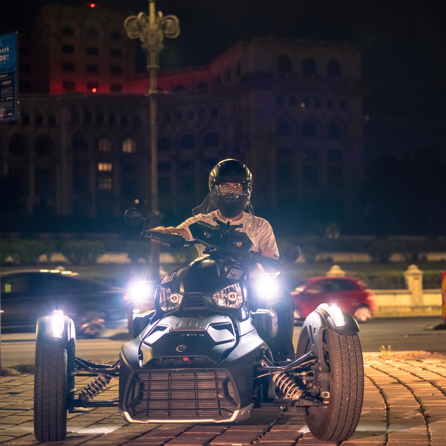 Noaptea nu e pentru stat in casa.
E pentru 3 roti, oras si un pic de curaj.
Don’t just move. Moovy.
#moovy #canamryker #inchirierecanam #bucuresti #nightride #urbanvibes #moovyrental #canamromania