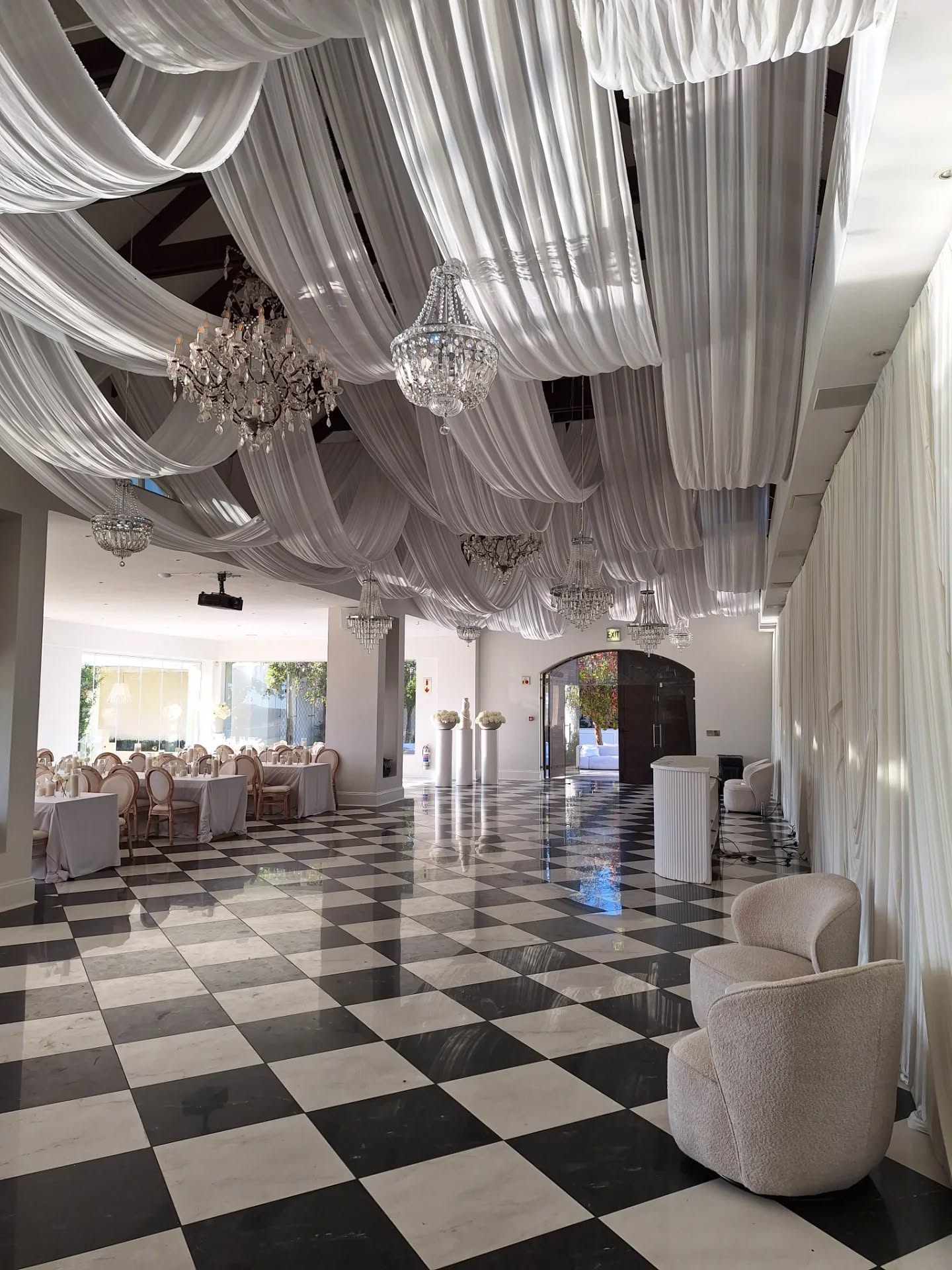 Most beautiful wedding. Very elegant, stylish and romantic. My beautiful daughter @clarissa.steenkamp and the man of her dreams....❤️
@barco_bake for the most beautiful pearl lustre for her cake which was especially designed to match the brides breathtaking wedding dress 🤍
@lochlynne most beautiful wedding venue
#highend #luxurycakes #brideandgroomphotos @saweddings @saweddingvenues