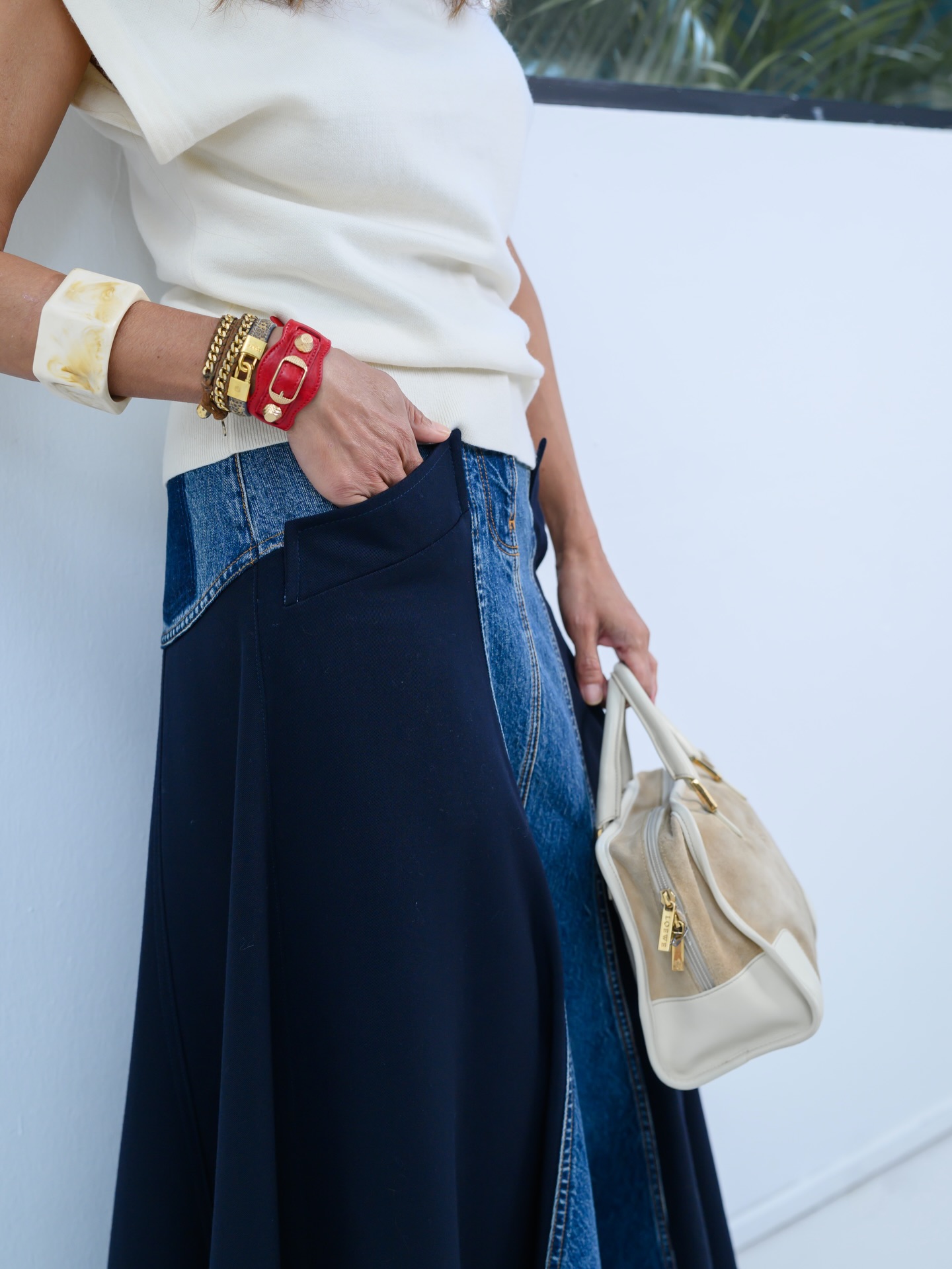 Modern ease with a touch of contrast 🤍✨
Sculptural cream top by @clubmonaco paired with a flowing long denim skirt by @chloe , balancing structure with movement in all the right ways.
Grounded with a pair of velvet samba @adidas for that effortless edge, and styled with the timeless @loewe Amazona in beige suede. Finished with a bold @balenciaga red leather bracelet and the @Loewe Amazona padlock bracelet.✨
Styled by @life_by_tui & @onesoulmanystories
Photographed by Esther Sio @pixelconnection.sg
Join us at the next pop up to discover the full selection
🗓️ Friday 17 April | 9 AM – 9 PM
🗓️ Saturday, 18 April | 9 AM – 5 PM
📍 Ida’s, Gillman Barracks
#OneSoulManyStories #DenimEdit #OOTD #EffortlessLuxury #PopupPreview