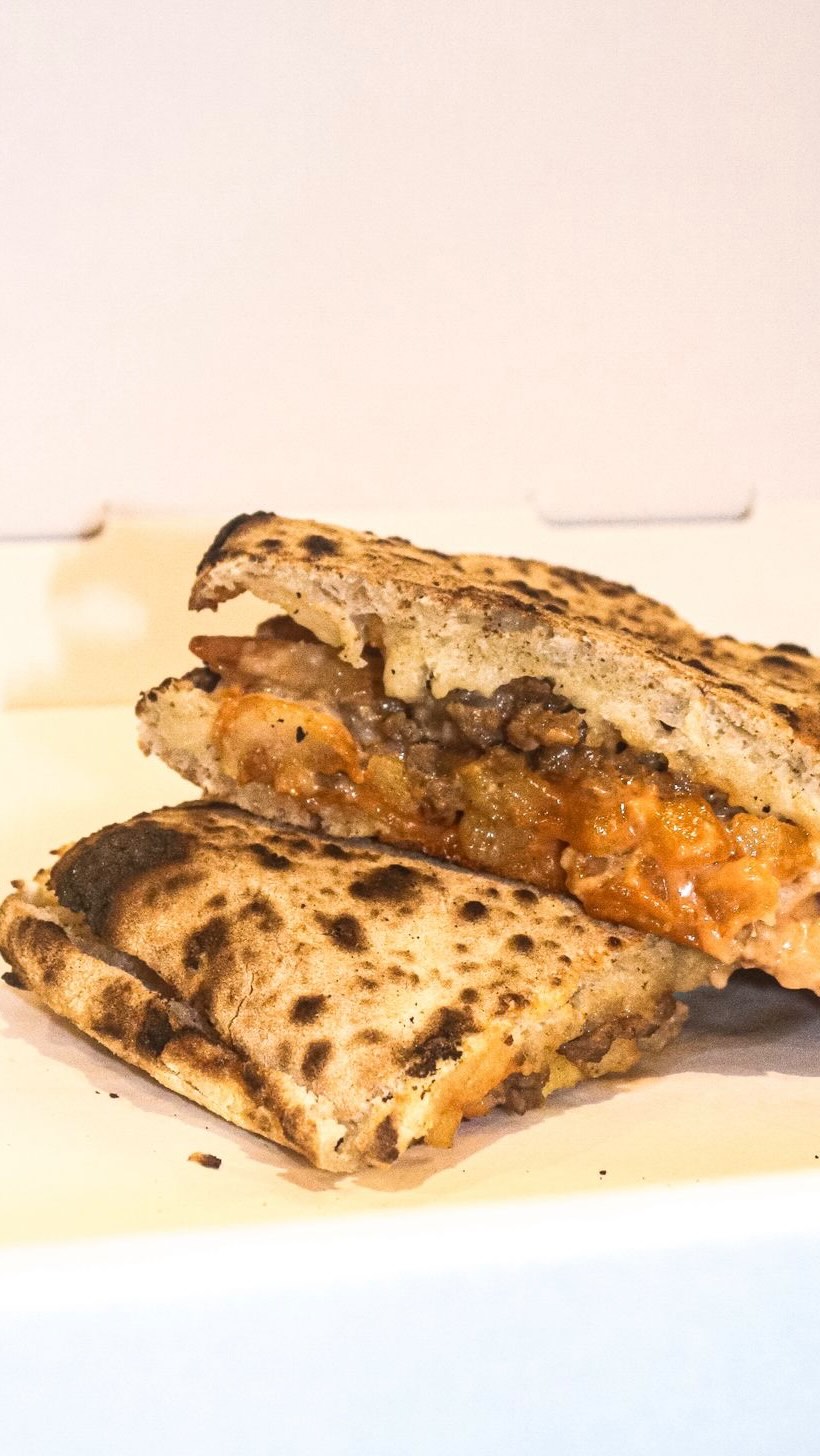 Watch it come together 👀🔥
Fresh pizza dough.
Juicy seasoned beef.
Crispy fries.
Melted mozzarella.
Crunchy bacon
That signature sauce…
Built fresh. Loaded heavy. No shortcuts.
THE BURGER PIZZA SANDWICH 🍔🍕
#vitabyricco #food #pizzasandwich #foodie #italianeats