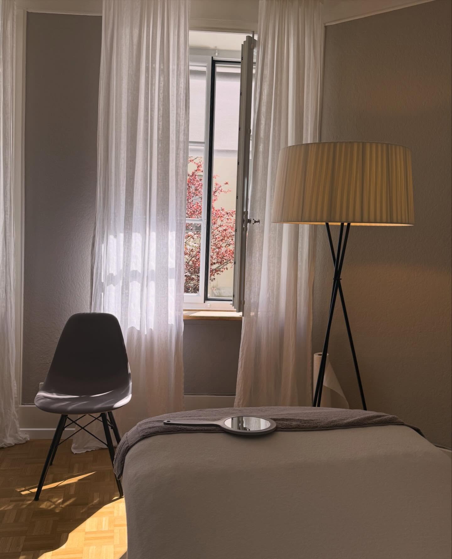 Willkommen zurück, ihr Lieben 🤍
Ich hoffe, ihr habt die Ostertage genossen und konntet neue Energie tanken.
Ich freue mich darauf, euch wieder bei mir begrüßen zu dürfen – für entspannte Momente und wohltuende Pflege.
#willkommenzurück #nachostern #zeitfürmich #beautytime #kosmetikbern