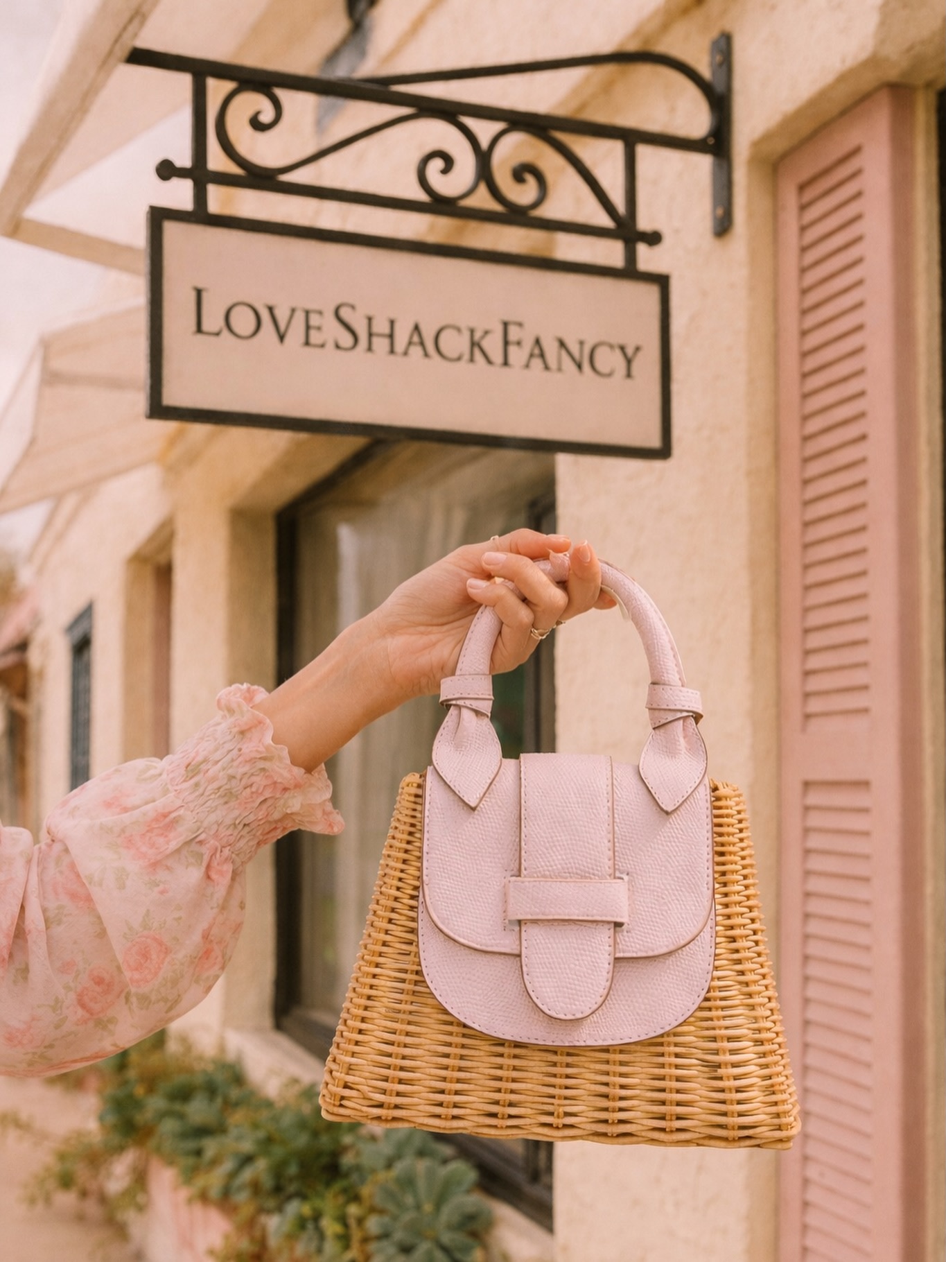 This weekend 💕
Join us at LoveShackFancy as we unveil our new straw collection.
Meet the designer + shop one-of-a-kind pieces ✨
#AnnieHandbags #LoveShackFancy #StrawBags #SpringStyle #LuxuryAccessories ResortStyle HandcraftedLuxury