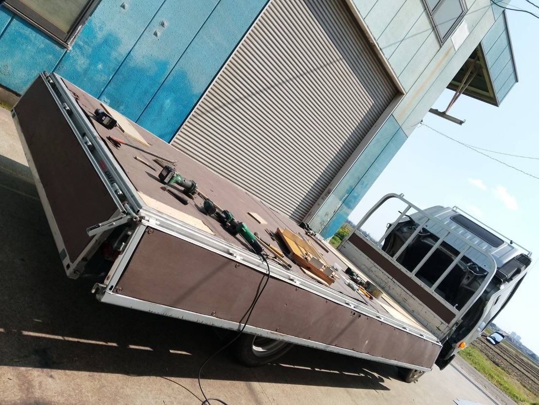 .
村上塗装グループのプロジェクトで
トラックの荷台を直してもらいました。
特定の場所が傷む為工夫して直しています🛠️
実は裏側にとても工夫がありますが秘密です☆
#自社一貫生産
#塗料の調色レインボーペイント
#リン酸亜鉛皮膜処理
パーカーライジング
#金属塗装、木工塗装
#村上塗装グループ