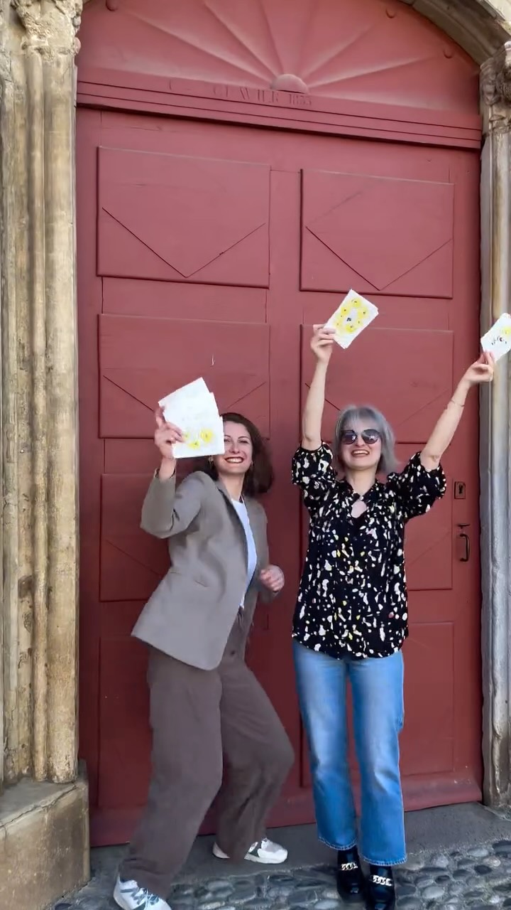 Une carte → un bouquet 🌸
Illustrée et sérigraphiée à la main par @joannawiejak_illustrations , fleurs sauvages garanties !
Plante, arrose, patiente et regarde la magie opérer 🐝
À offrir… ou à s’offrir à soi-même ! Se fleurir encore différemment ☀️💛