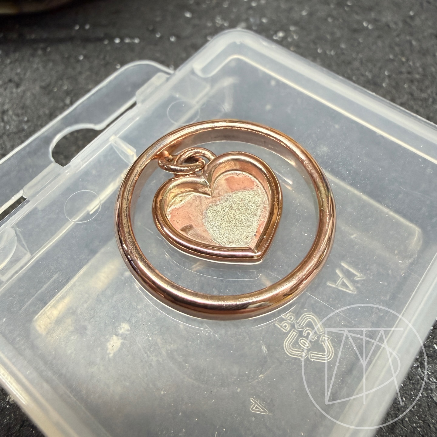 I really don’t get to work with rose gold enough 🌹
#rosegold #keepsakejewellery #ashesjewellery #cremationjewellery