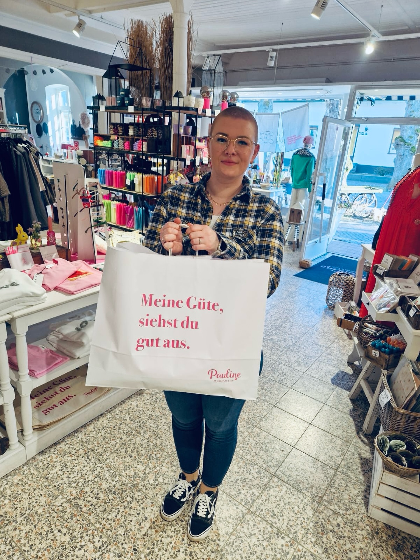 Die Tasche lügt nicht. 🛍️✨
Unsere Ostergewinnspiel-Gewinnerin Jasna hat ihren 20€ Gutschein gestern abgeholt – und weil „Meine Güte, siehst du gut aus.” keine leere Versprechung ist, hat sie direkt tolle Sachen gefunden. So muss das. 🐣🌸
Herzlichen Glückwunsch nochmal, Jasna! Und danke an alle, die mitgemacht haben – ihr macht dieses Gewinnspiel-Herz jedes Mal ein bisschen größer. 🥰
Heute an Ostersonntag und morgen am Ostermontag sind wir übrigens für euch geöffnet – 11 bis 18 Uhr. Kommt vorbei, schaut euch um, lasst euch inspirieren. Der Frühling wartet schon auf euch. ☀️
📍 Bergstraße 26, 27726 Worpswede
🕐 Mo–So 11–18 Uhr
🌐 paulineworpswede.de
#paulineworpswede #worpswede #ostergewinnspiel #gewinnerin #ostersonntag