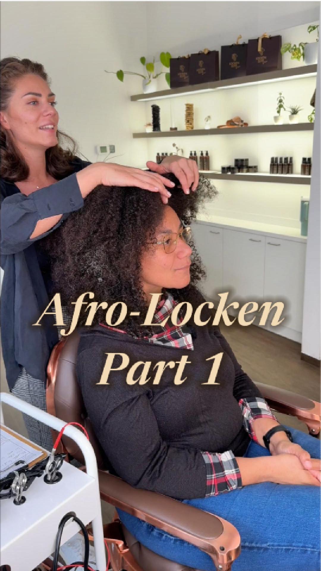 Part 1 | Unsere Lockenspezialist*innen schneiden jede Haarstruktur. 💇🏻♀️
Bei sehr ausgeprägter Afrostruktur empfehlen wir jedoch unsere Pflegeprodukte nicht, da hierfür eine deutlich größere Produktmenge erforderlich wäre und unsere Pflegelinie darauf nicht ausgelegt ist. 🌱 🙂↕️
Stattdessen empfehlen wir bei Afrostruktur einen Trockenschnitt Express zu buchen. So erhält das Haar wieder eine harmonische Form, während das Styling wie gewohnt zu Hause erfolgen kann.
Du kannst für einen Termin das Anfrageformular auf lockenelite.at nutzen. ✨
#afro #afrolocken #afrohair #lockenspezialist #haircut #curls