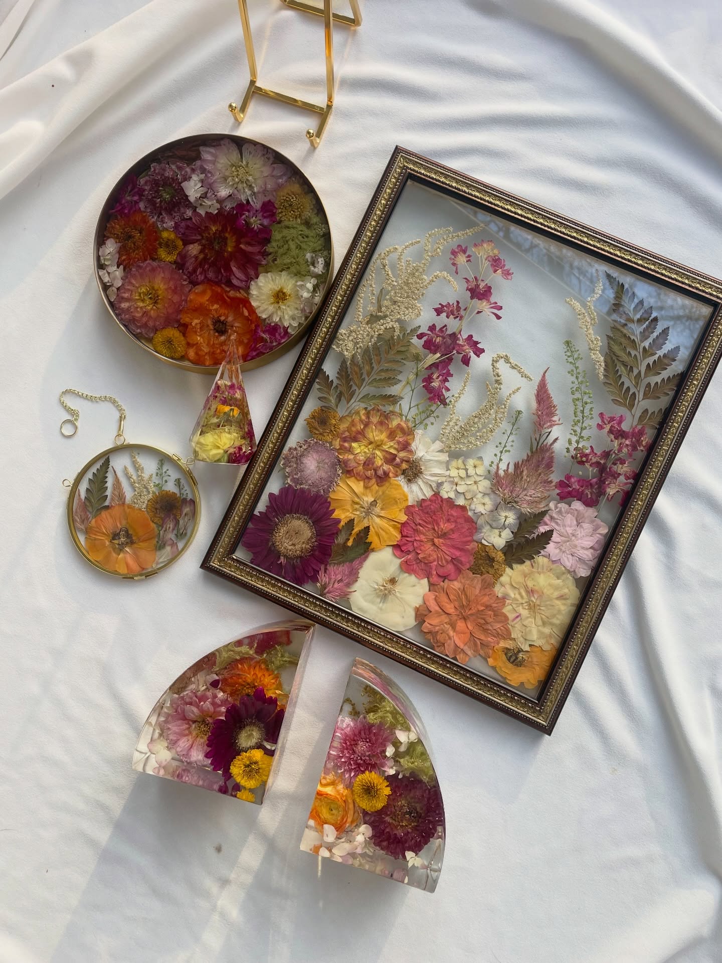 Such a fun order for Sierra with gorgeous flowers by @nativebloomva!
Featured is our 11”x14” pressed floral frame, 5” bookends, 8” display round, pressed ornament and ring holder.
#floralpreservation #richmond #virginia #rvaengaged #rvaweddings