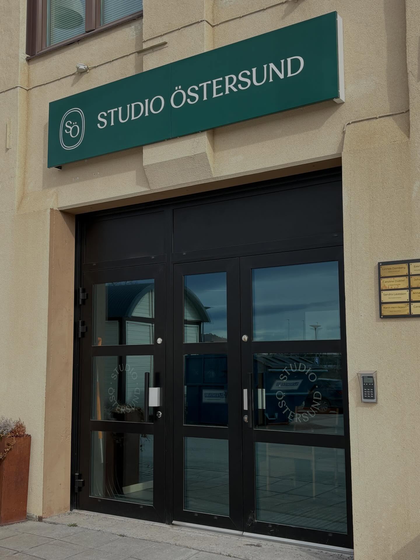 Äntligen är skylten på plats - tack @grizzlygraphicsosd för grym hjälp 👏👏👏