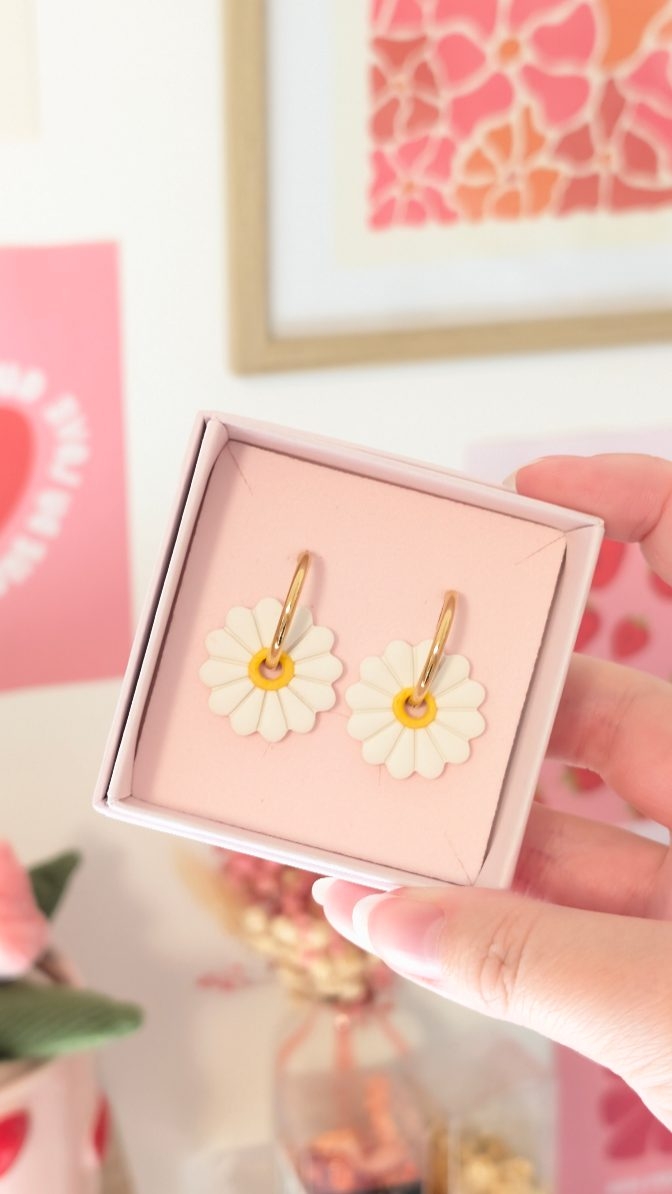 Tu penses que les pampilles sont lourdes ? 👀
C’est une question qu’on me pose souvent 💬
Mais en réalité, elles sont en pâte polymère,
donc ultra légères une fois portées ✨
Même avec des créoles épaisses,
elles restent plus légères qu’une pièce de 2€ 😳
👉 Est-ce que ça te donne envie d’essayer ? 💕
#stylecoloré #bijouxfaitsmain
#idéecadeau #bijouxprintemps #ootd